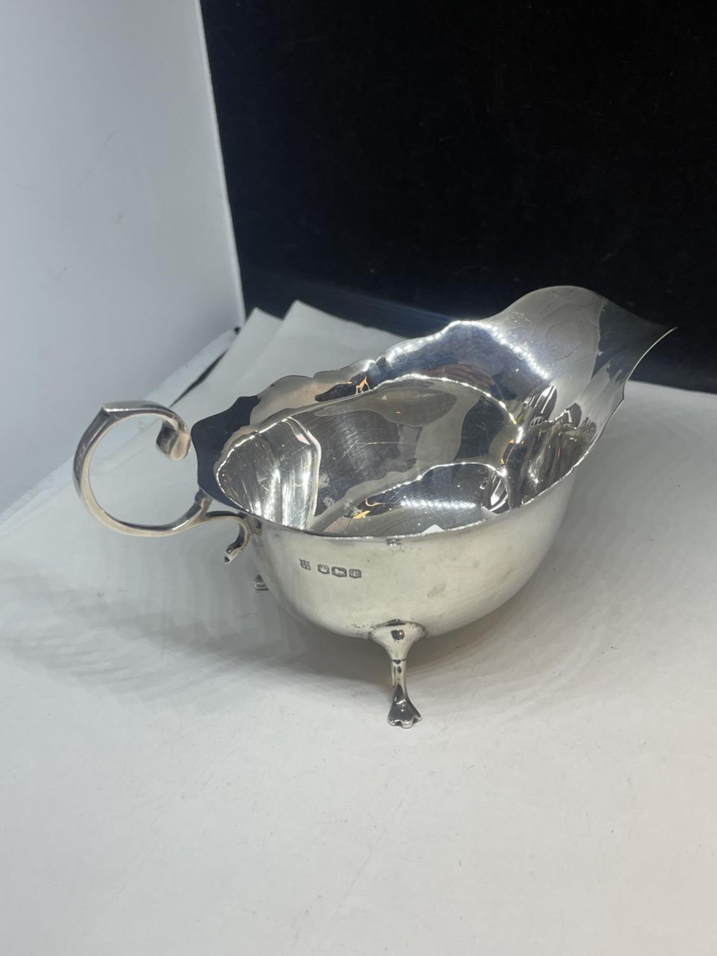 A HALLMARKED SHEFFIELD SILVER SAUCE BOAT GROSS WEIGHT 71.3 GRAMS - Image 2 of 4