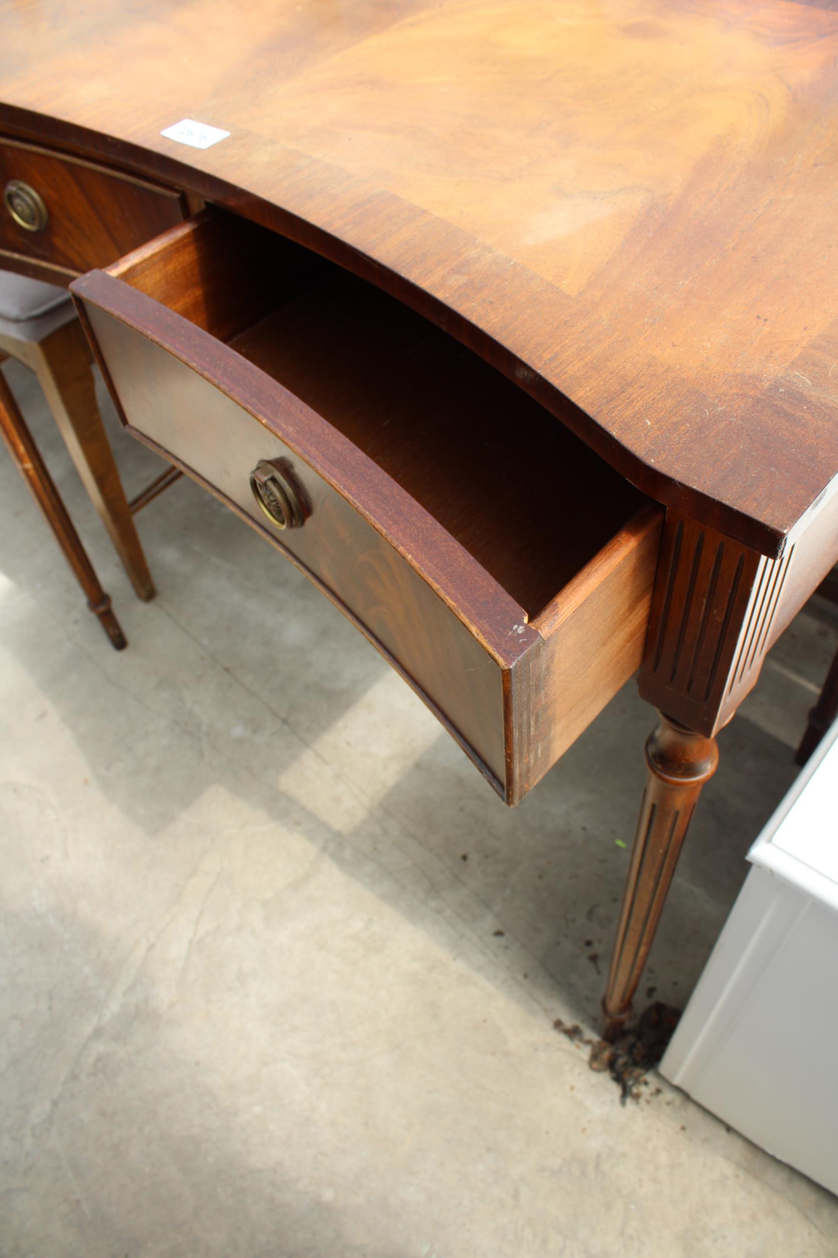 A MAHOGANY AND CROSSBANDED INVERTED BOW-FRONT TWO DRAWER SIDE TABLE ON TURNED AND FLUTED LEGS, 33.5" - Image 6 of 6
