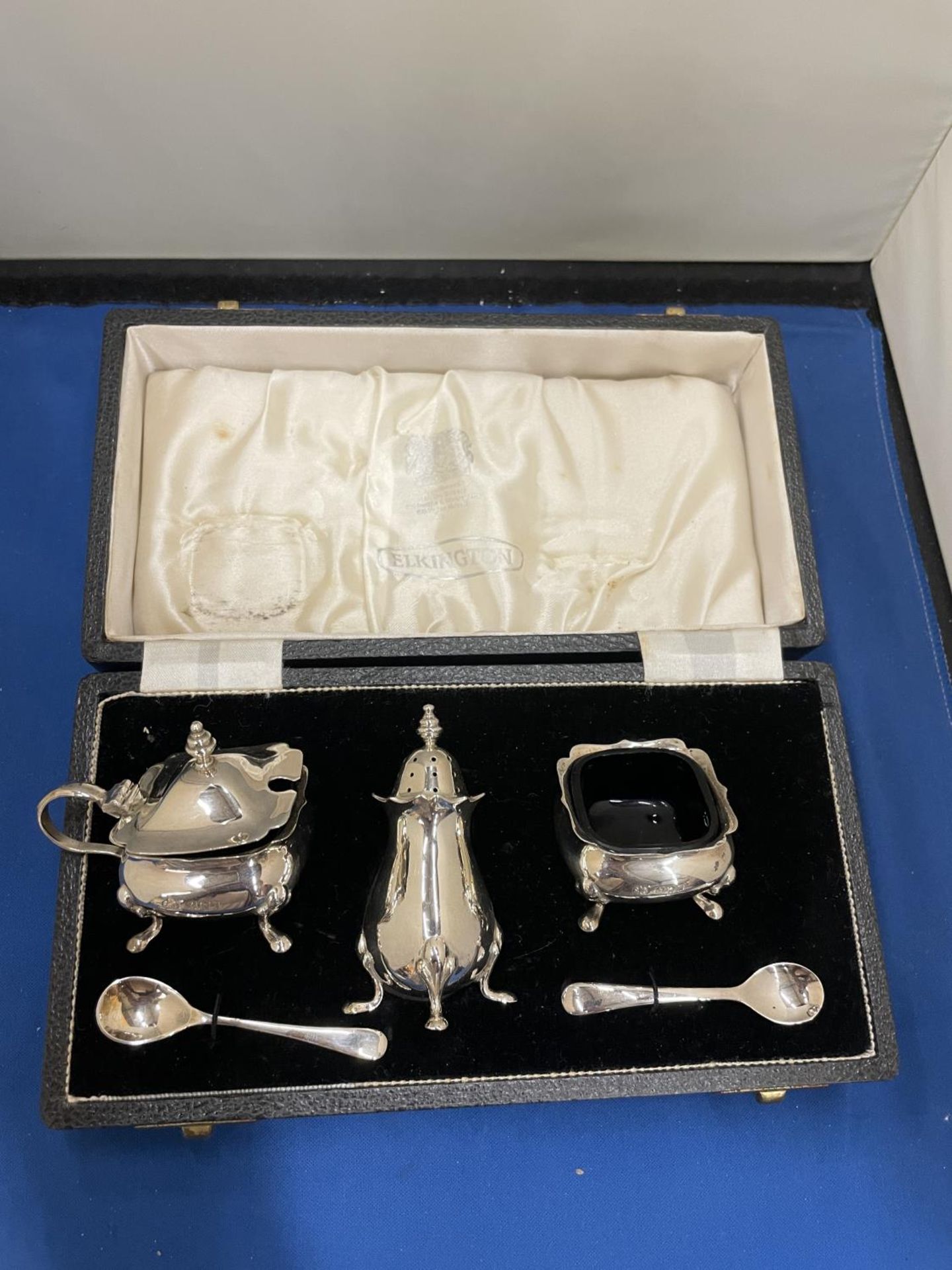 A HALLMARKED BIRMINGHAM SILVER ELKINGTON CRUET SET COMPLETE WITH BLUE GLASS LINERS TO INC;YDE A - Image 2 of 10