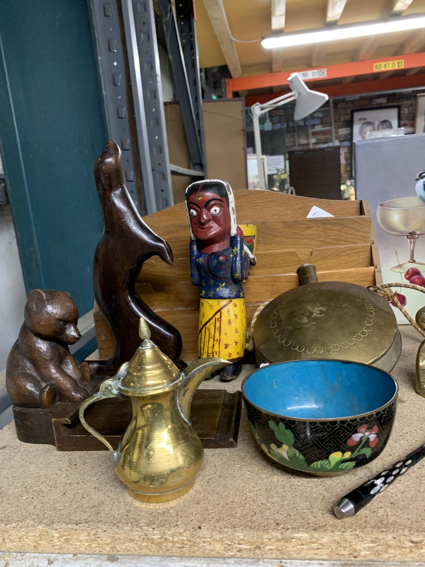 A MIXED LOT TO INCLUDE A ORIENTAL ENAMEL BOWL AND TWO TRINKET DISHES, A SMALL VINTAGE SOLID BRASS - Image 3 of 3
