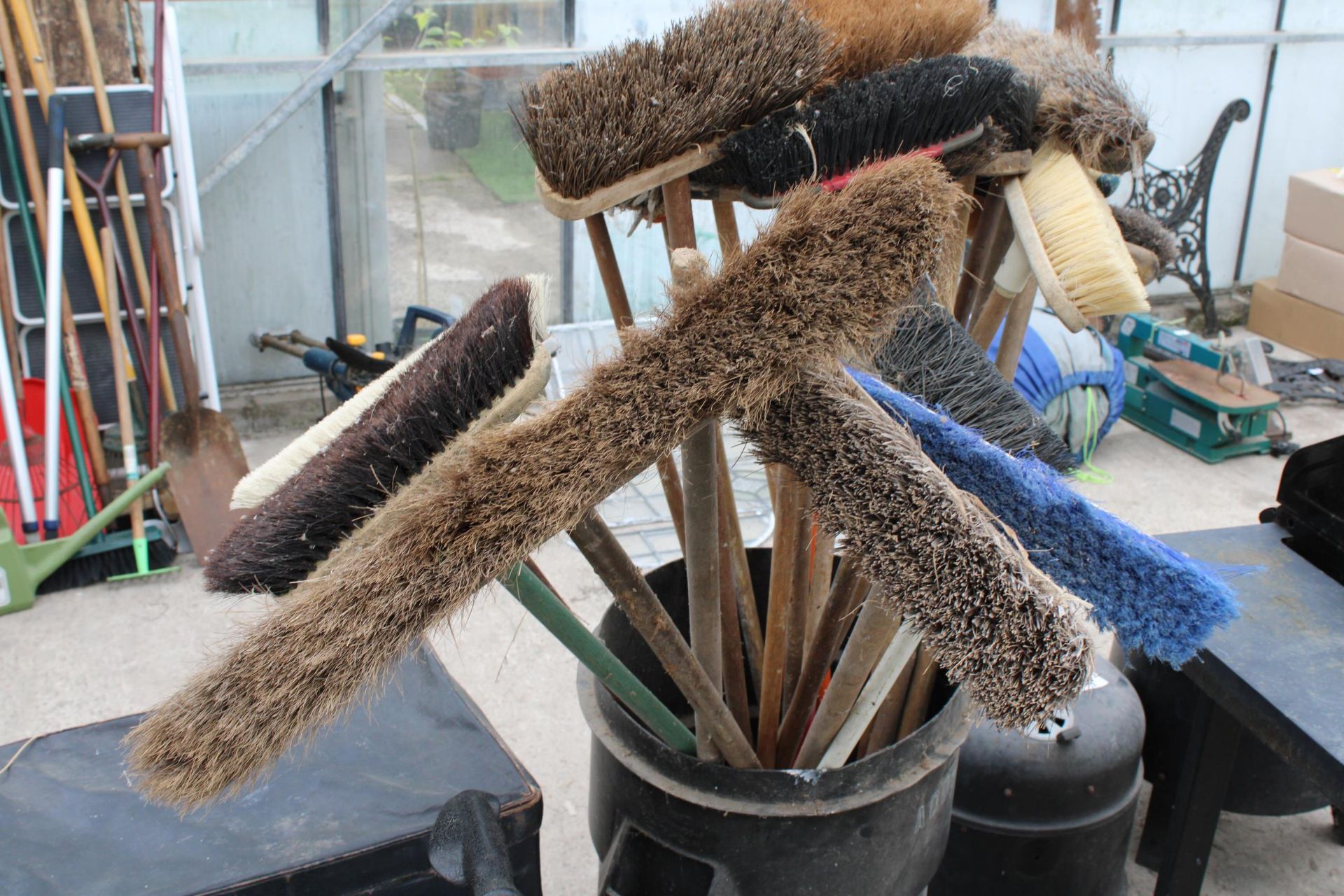 A PLASTIC DUSTBIN CONTAINING A LARGE QUANTITY OF BRUSHES - Image 3 of 3