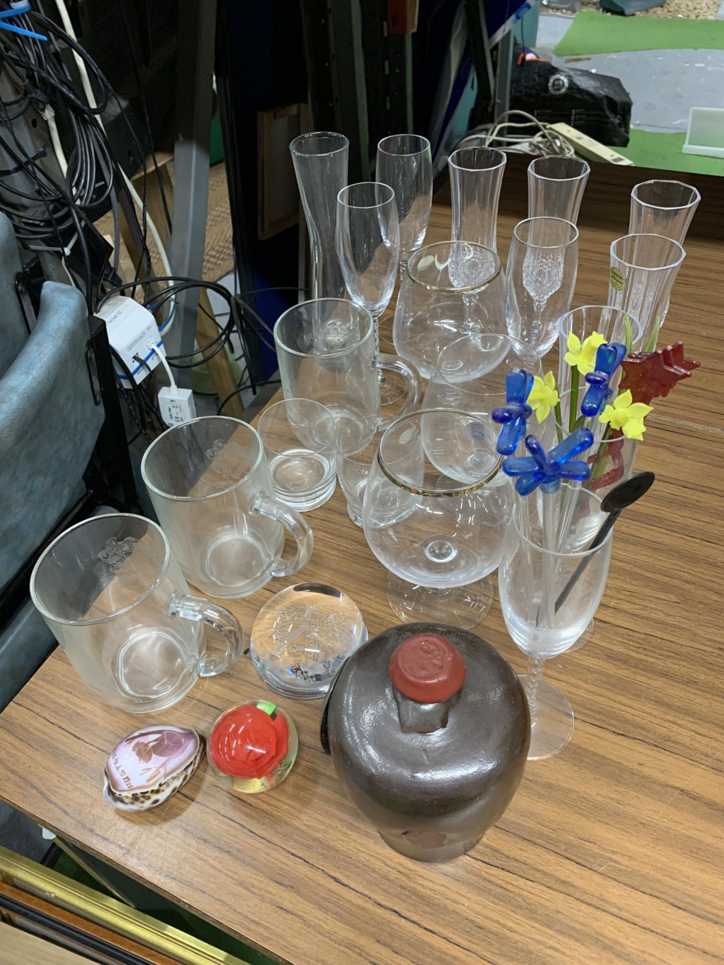 A QUANTITY OF GLASSES TO INCLUDE CHAMPAGNE FLUTES, BRANDY BALLOONS, TANKARDS, PAPERWEIGHTS AND A - Image 3 of 3