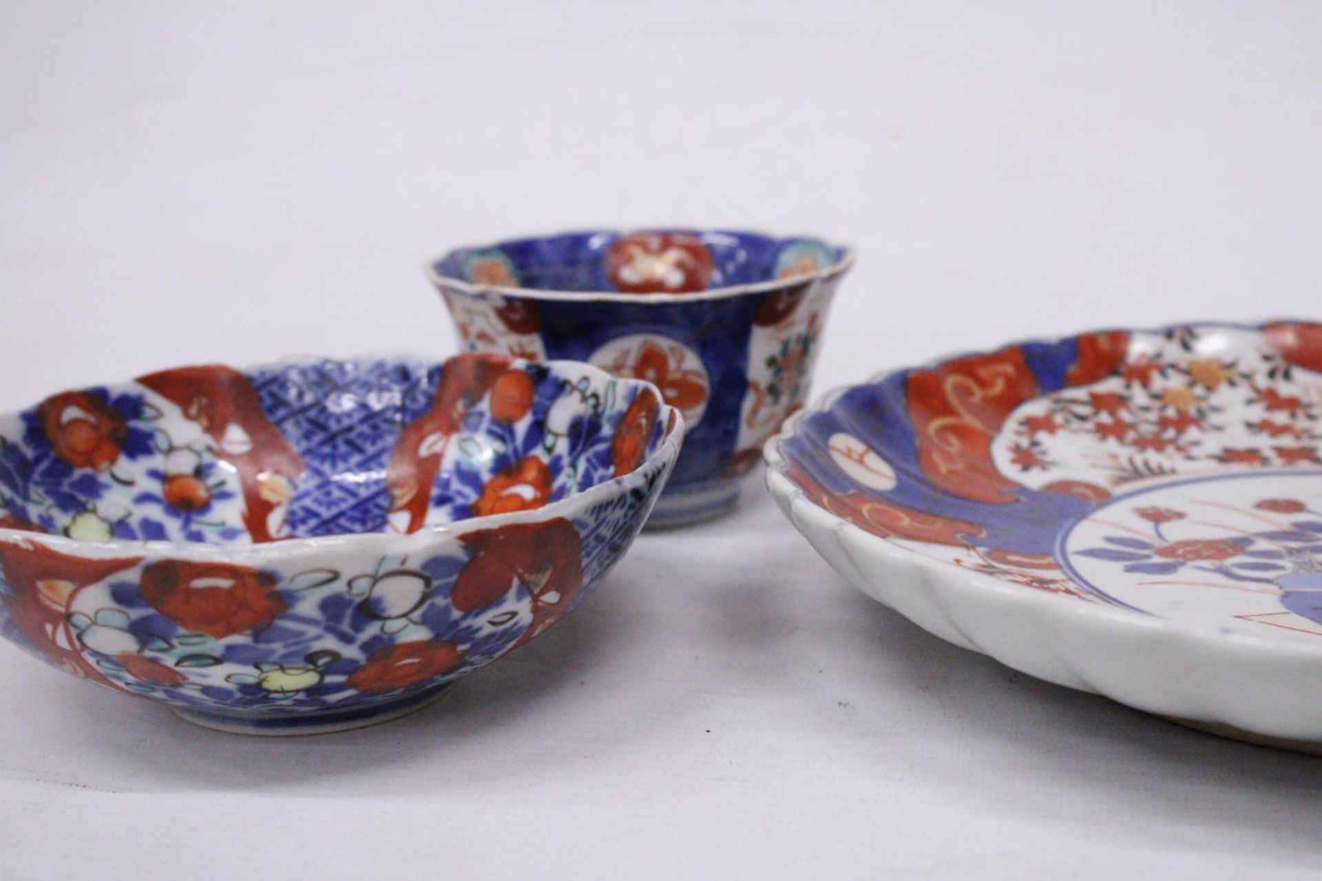 AN IMARI FLORAL BASKET DECORATION PLATE WITH FLUTED EDGE (26.5 CM) TOGETHER WITH TWO JAPANESE - Image 2 of 5