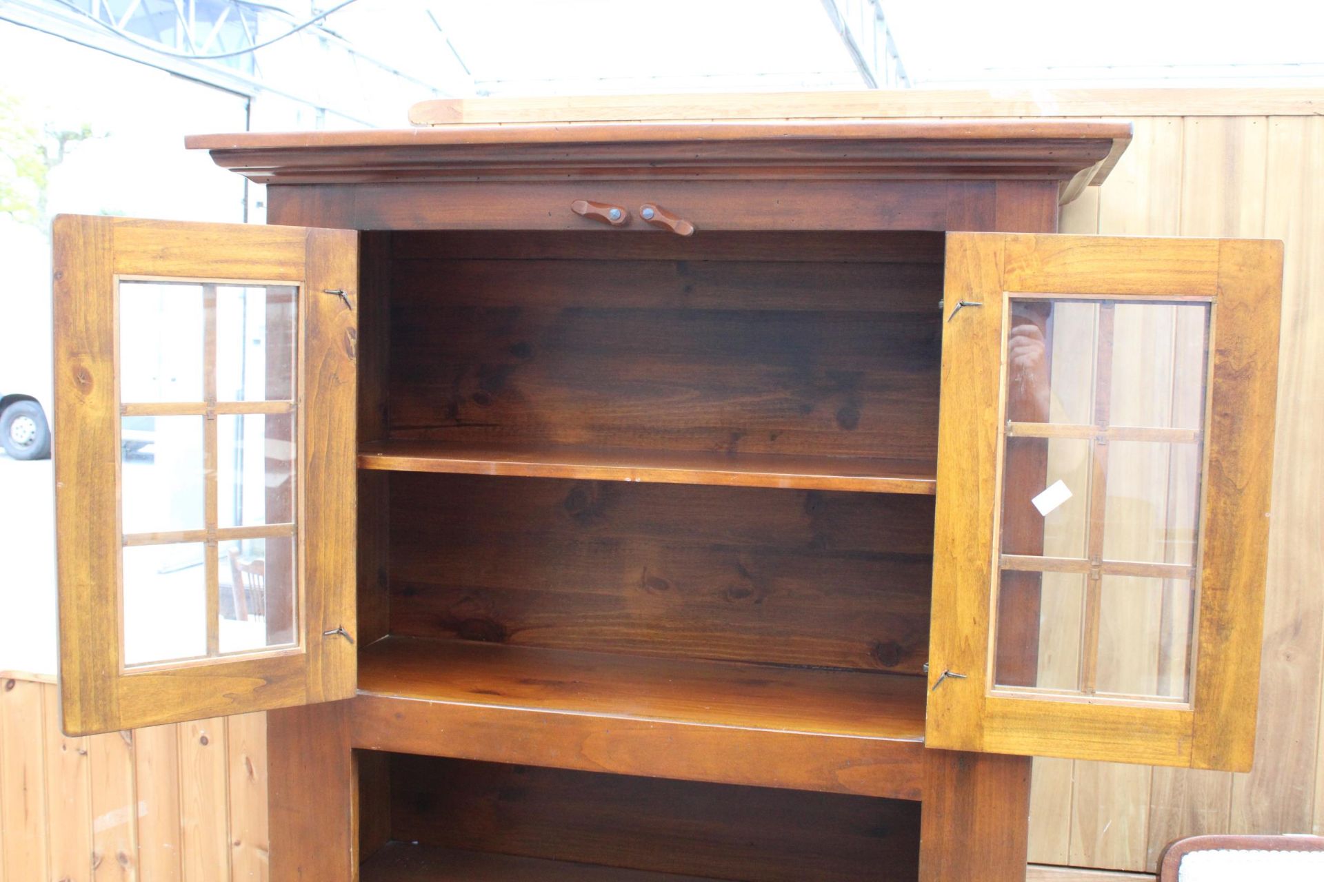 A HARDWOOD CUPBOARD WITH GLAZED UPPER PORTION, SINGLE DRAWER AND CUPBOARD TO BASE, 43" WIDE - Image 3 of 7