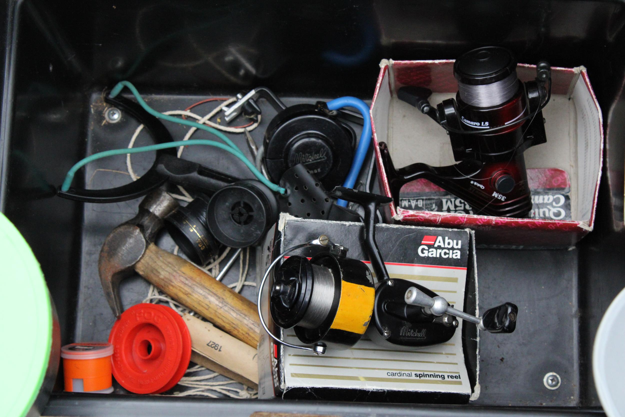 A POLYBOX FISHING TACKLE BOX WITH AN ASSORTMENT OF FISHING TACKLE TO INCLUDE A REEL AND BAIT BOXES - Bild 4 aus 4