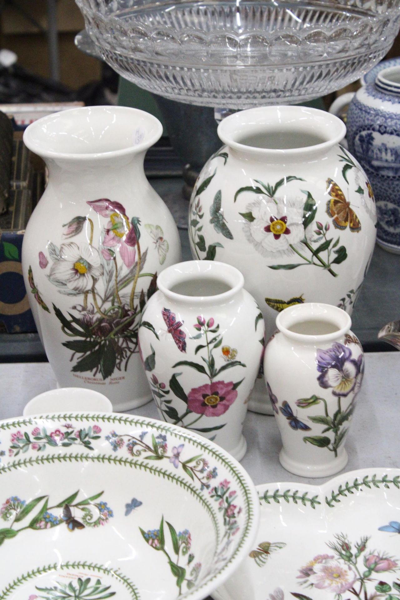 A COLLECTION OF PORTMEIRION TO INCLUDE LARGE VASES, SMALLER VASES, A LARGE BOWL, HEART SHAPED - Image 2 of 6