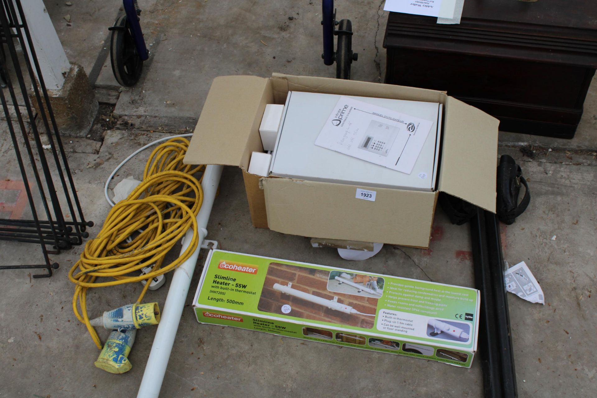 AN ASSORTMENT OF ITEMS TO INCLUDE A 110V EXTENSION LEAD, ROOF BARS AND A HEATER ETC - Image 2 of 3