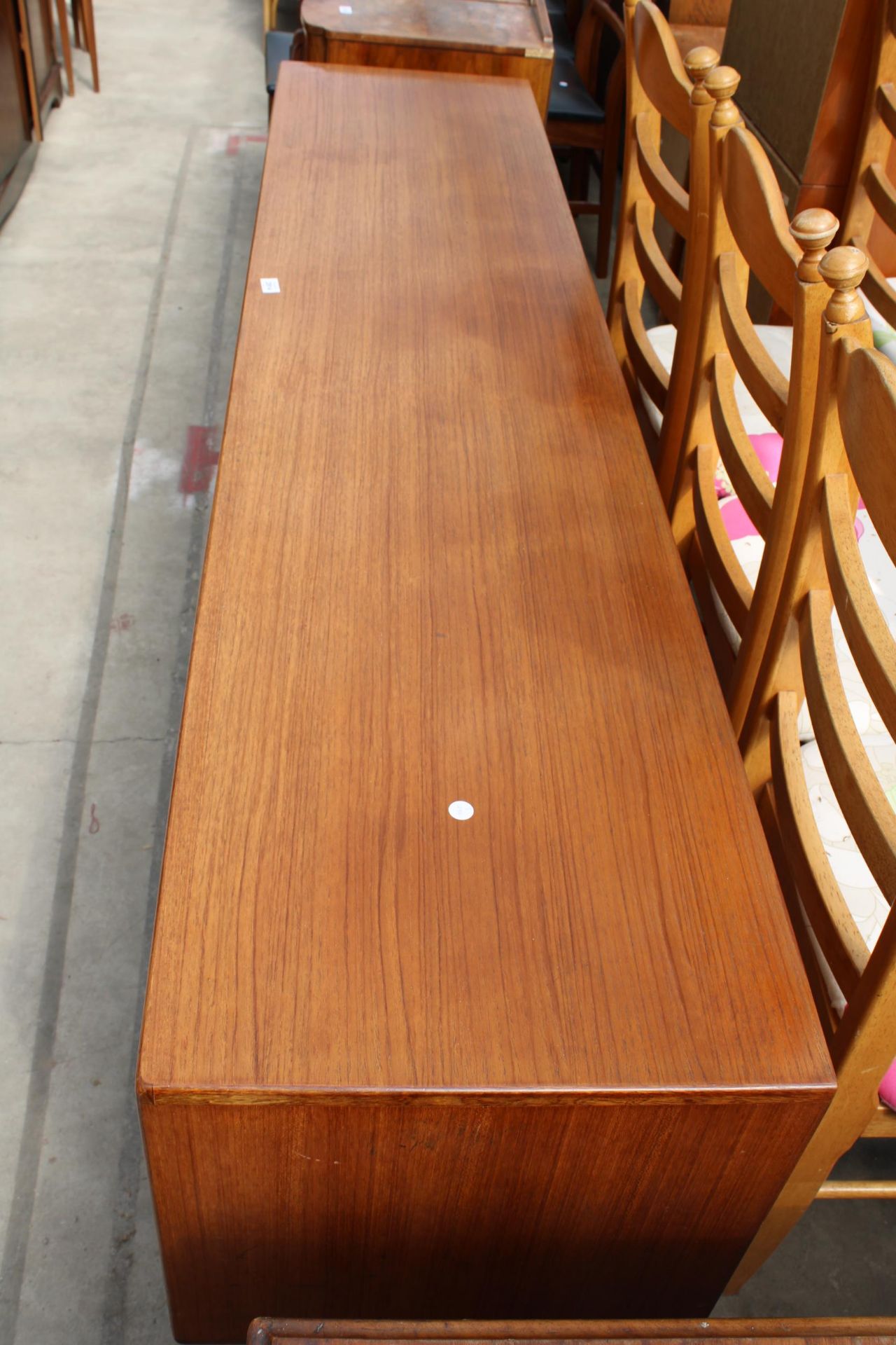 A RETRO TEAK YOUNGER SIDEBOARD ENCLOSING THREE CUPBOARDS, THREE DRAWERS, 81" WIDE - Image 3 of 5