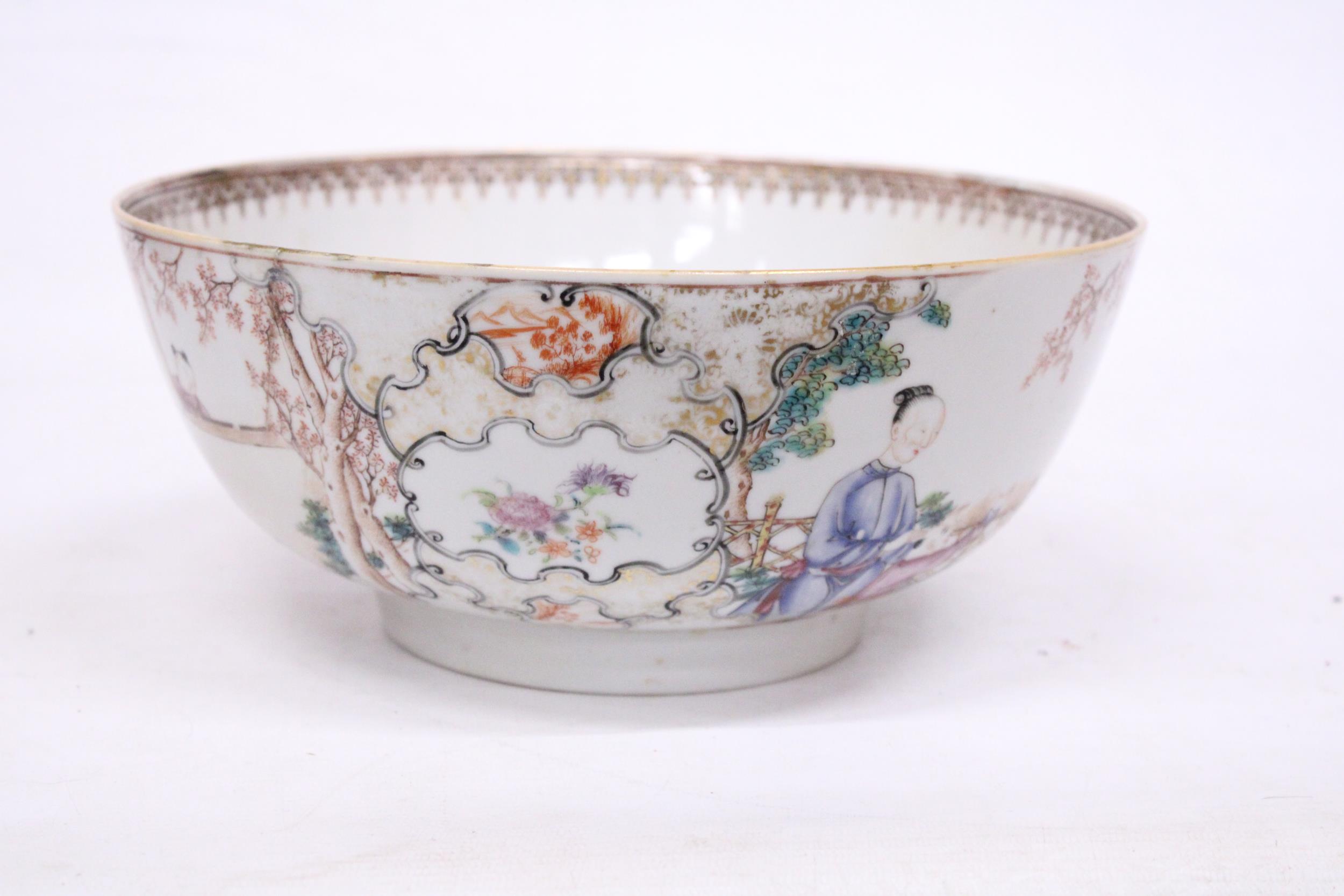 A CHINESE EXPORT FIGURAL DESIGN FOOTED BOWL - 11 CM (H) - 25.5 (D) - Image 4 of 7
