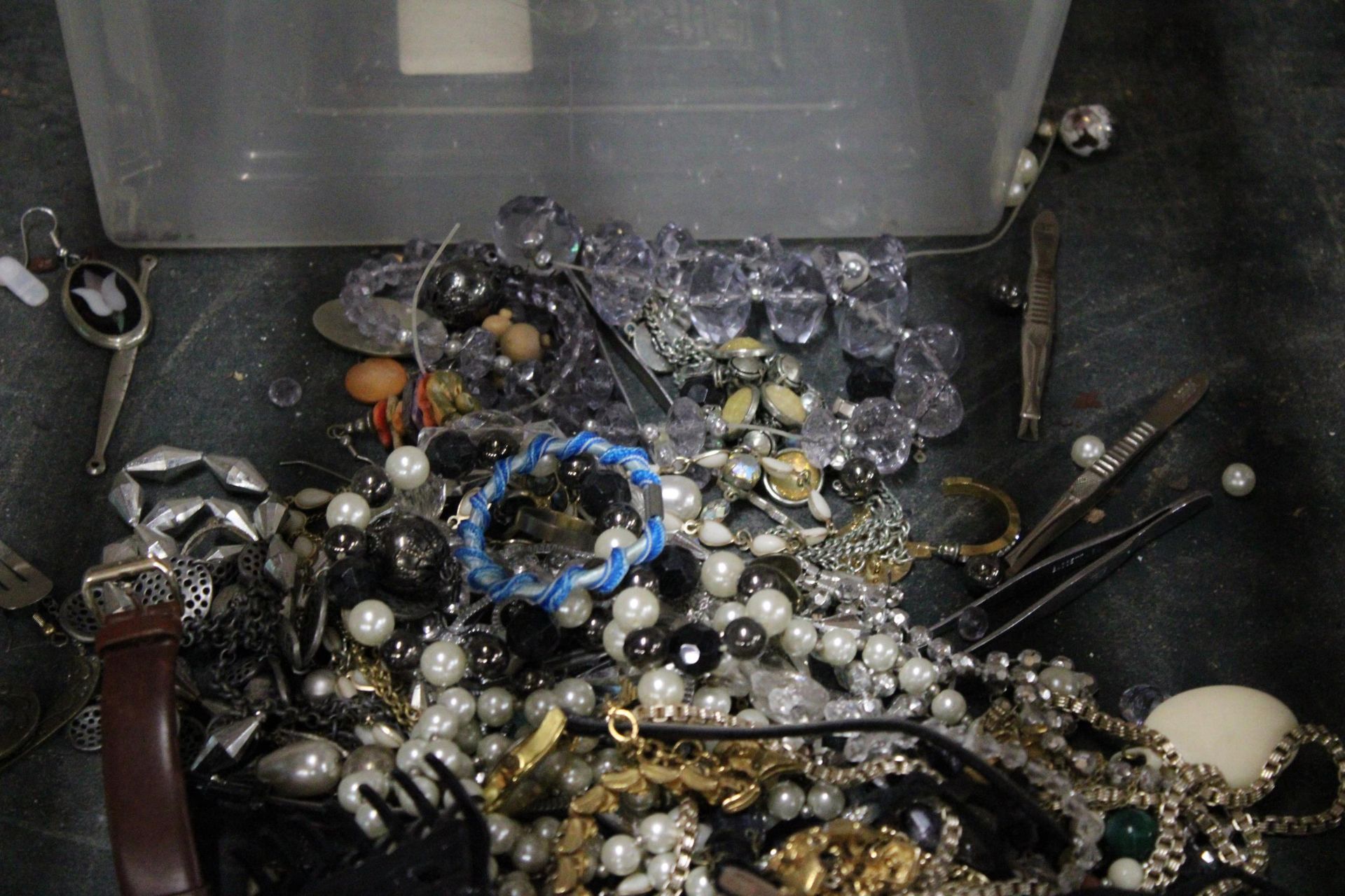 A QUANTITY OF COSTUME JEWELLERY TO INCLUDE NECKLACES, EARRINGS, BROOCHES ETC - Image 4 of 5