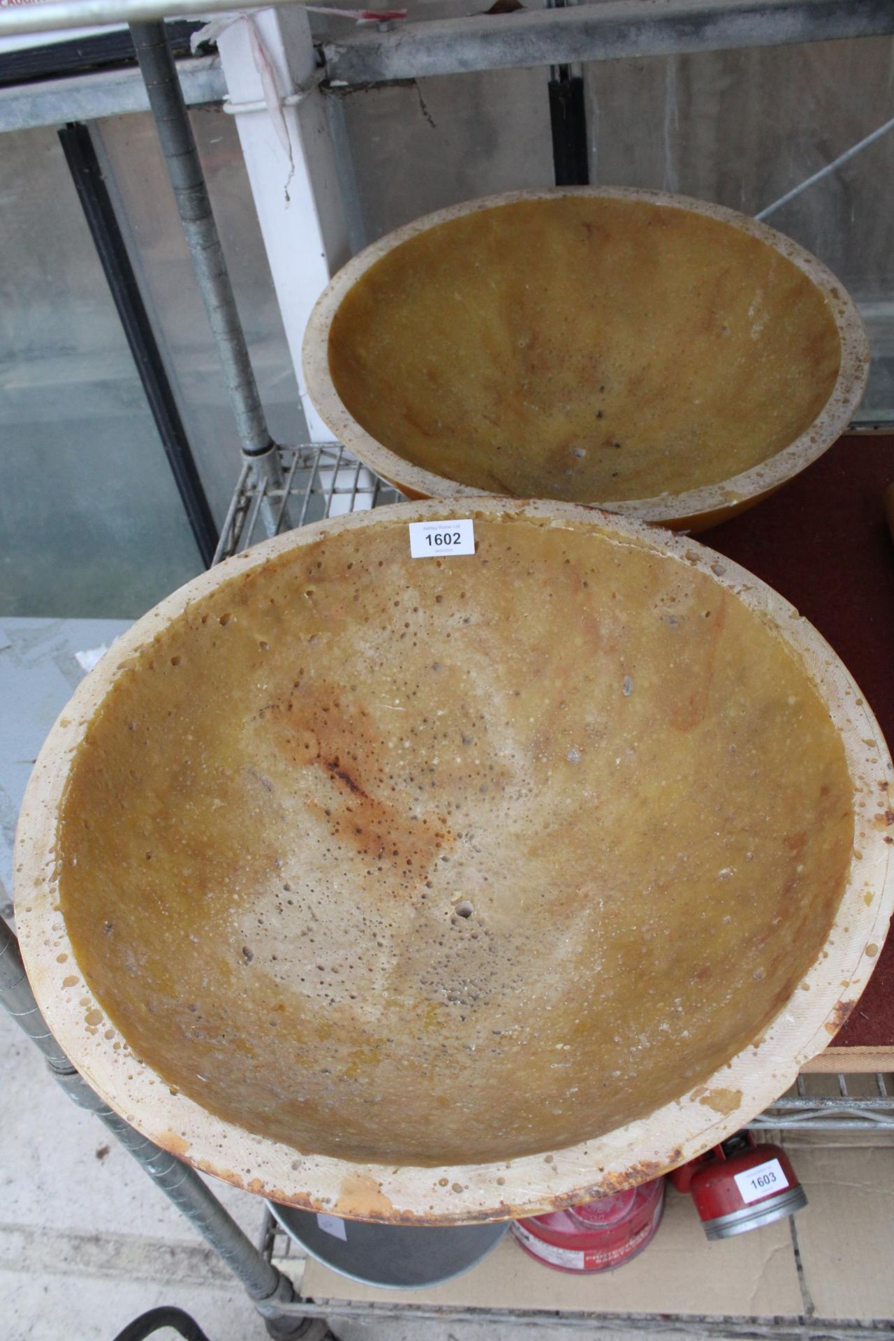 A PAIR OF ORANGE MARBLE BOWLS - Image 2 of 3