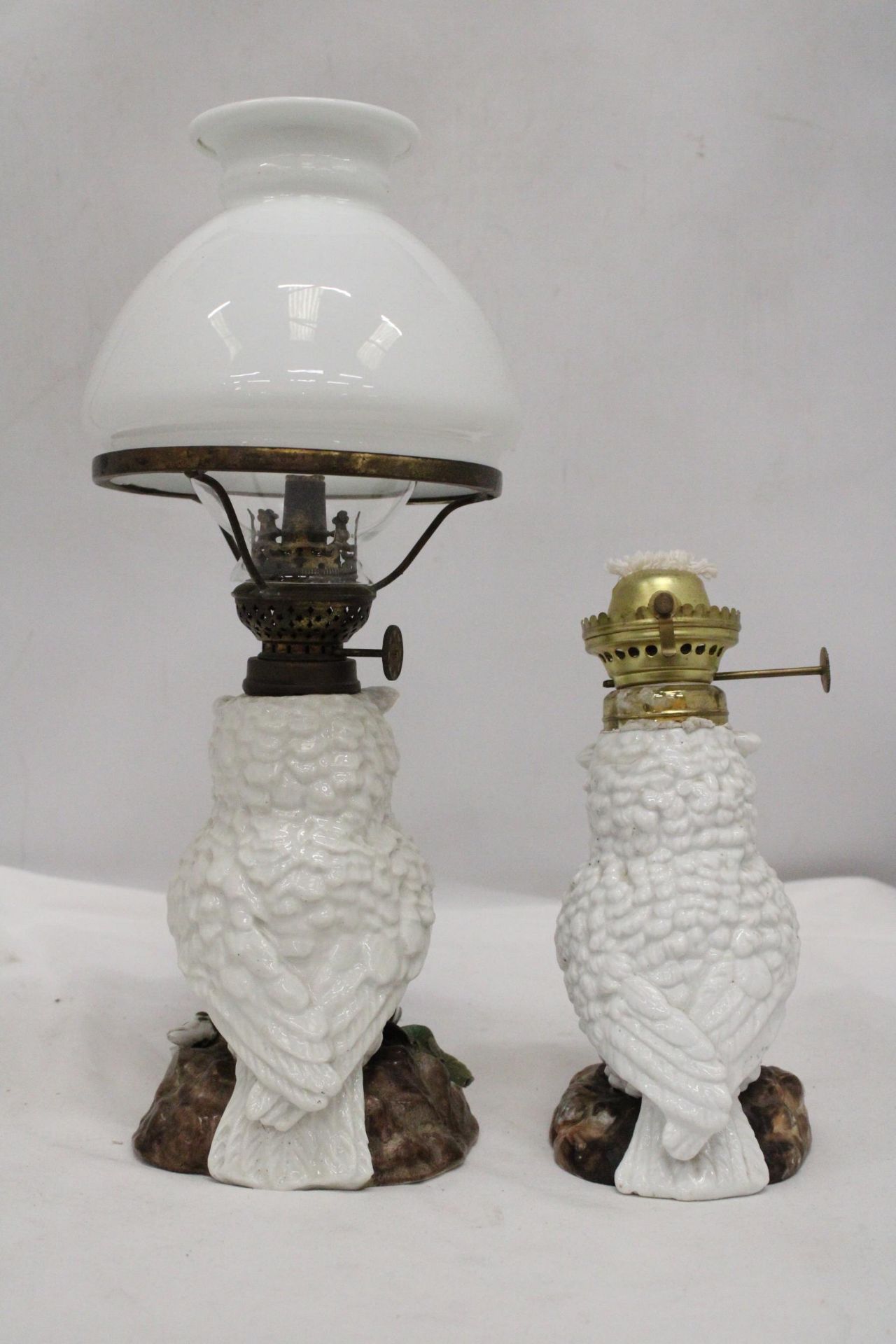 TWO VINTAGE OIL LAMPS WITH OWL BASES, ONE MISSING THE SHADE, HEIGHT 35CM - Image 6 of 7