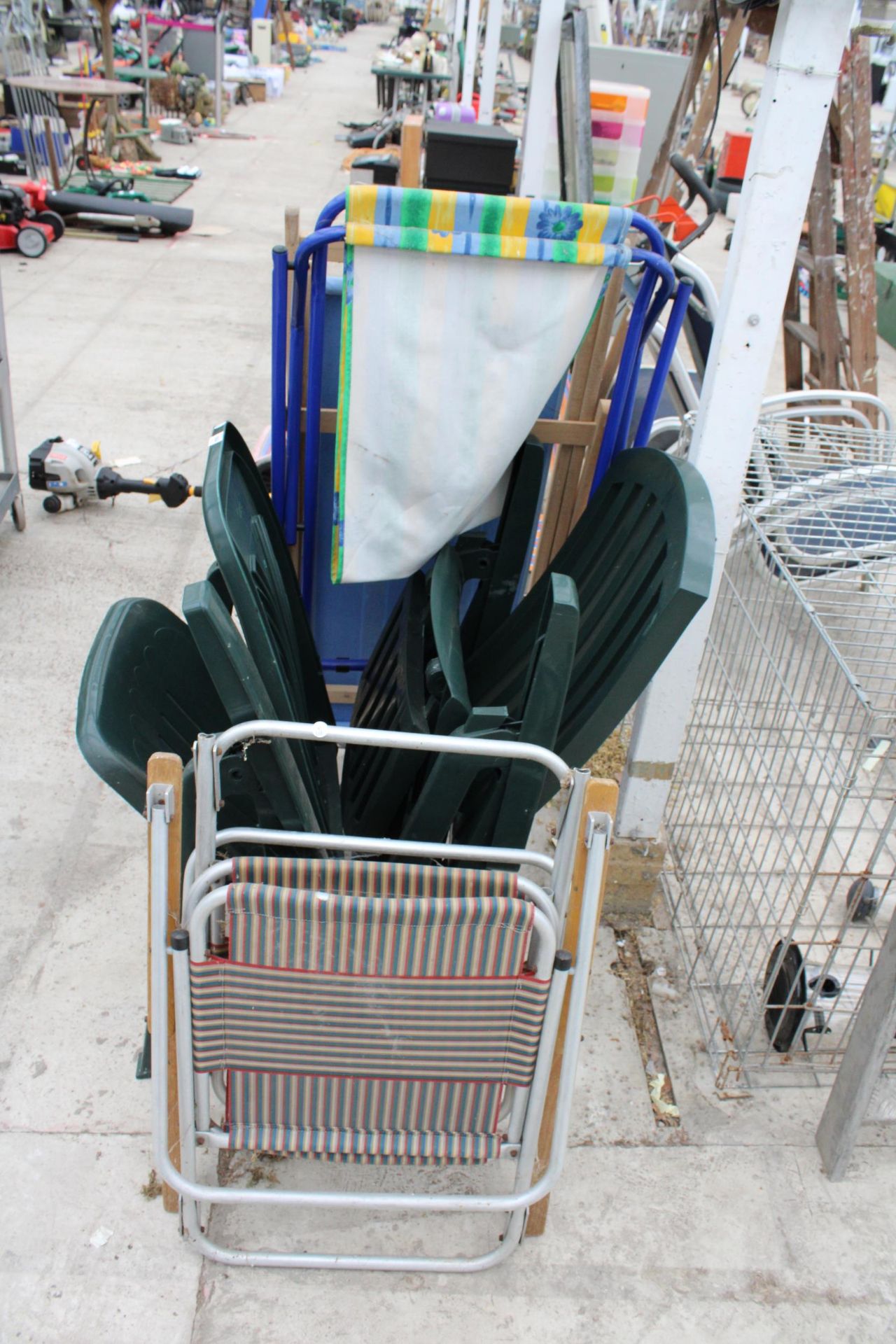 SIX VARIOUS FOLDING GARDEN CHAIRS TO INCLUDE A WOODEN RETRO DECK CHAIR - Image 2 of 3