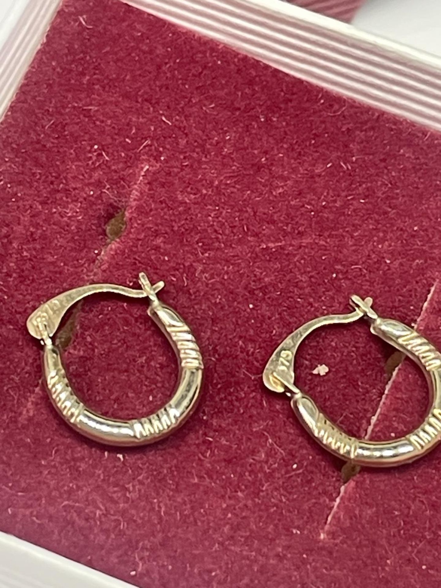 A PAIR OF 9 CARAT GOLD LOOP EARRINGS IN A PRESENTATION BOX - Image 2 of 3