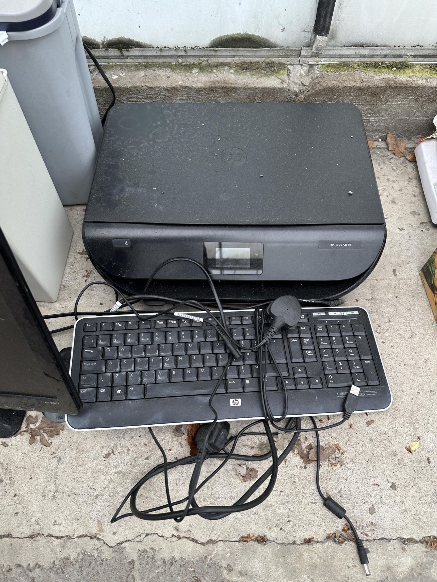 AN ASSORTMENT OF COMPUTER ITEMS TO INCLUDE A HP TOWER, A HP MONITOR AND A PRINTER ETC - Image 4 of 5
