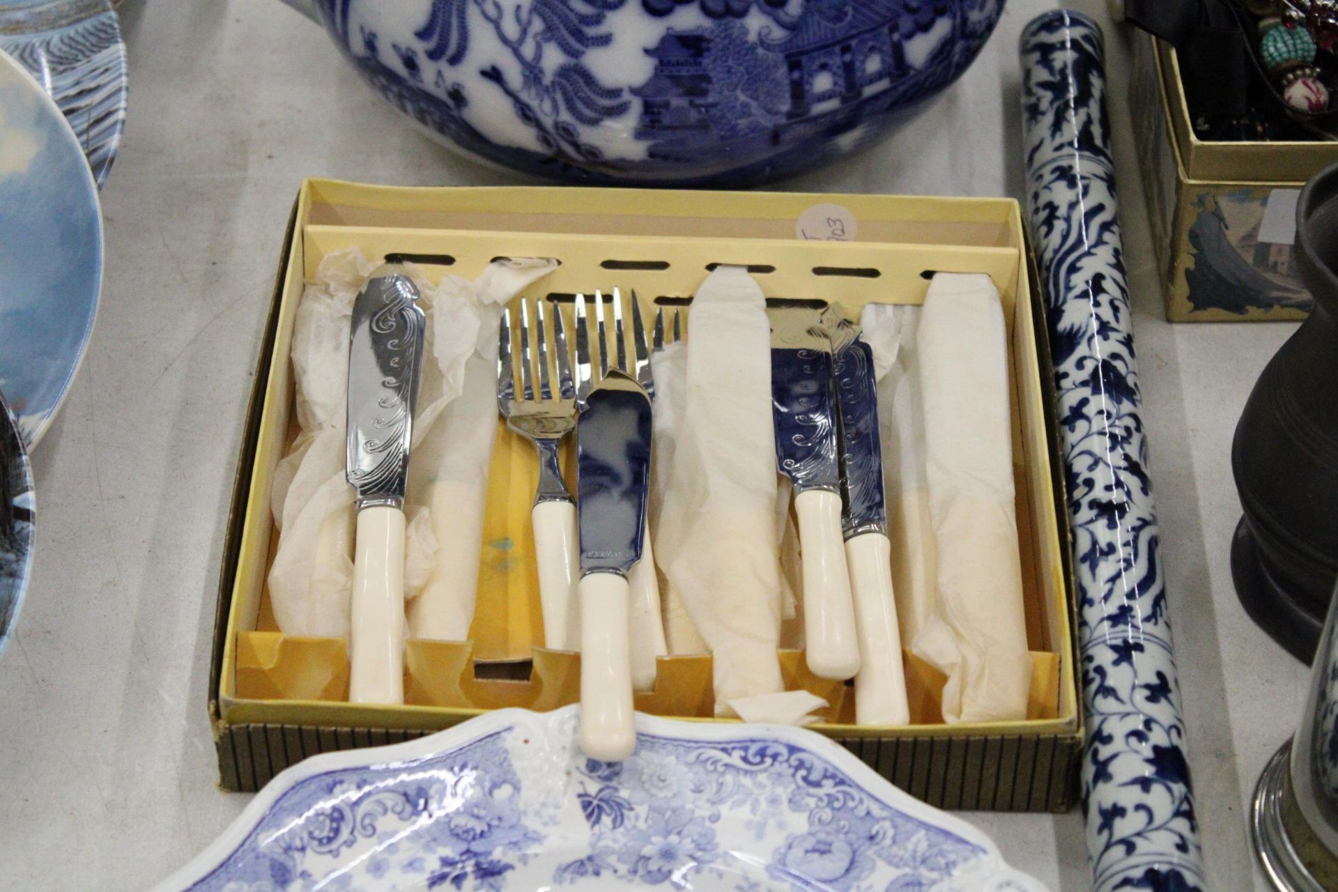 A MIXED LOT OF BLUE AND WHITE WARE TO INCLUDE A CERMANIC BED CHAMBER AND CABINET PLATE PLUS A - Image 4 of 6