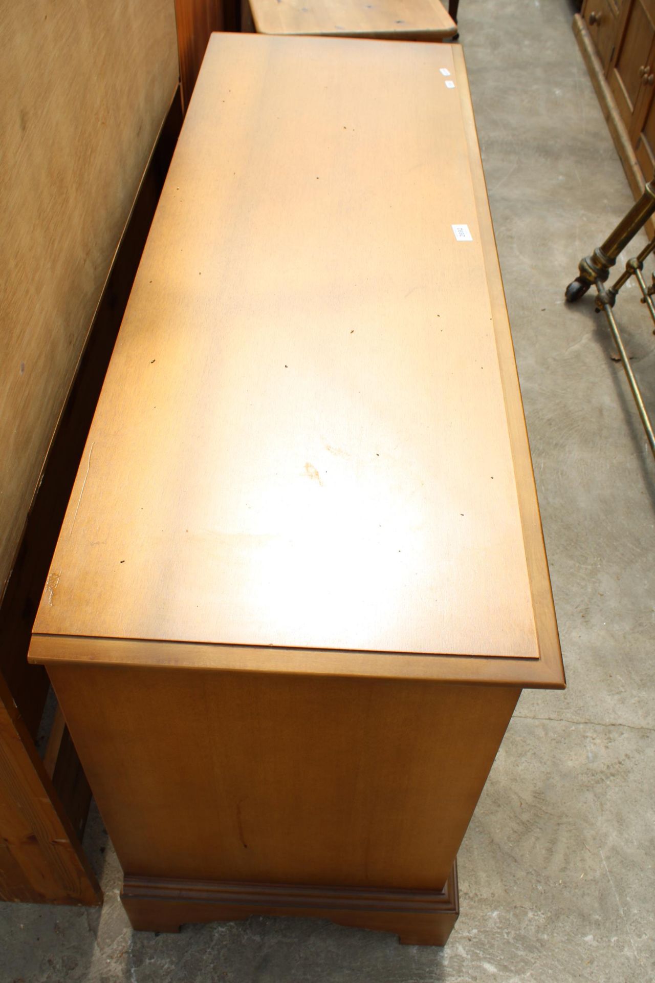 A MODERN STAG SIDEBOARD ENCLOSING THREE DRAWERS AND THREE CUPBOARDS, 52" WIDE - Image 3 of 5