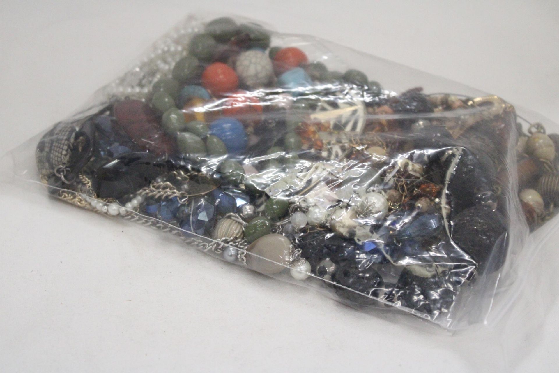 A BAG OF VINTAGE COSTUME JEWELLERY - Image 4 of 5