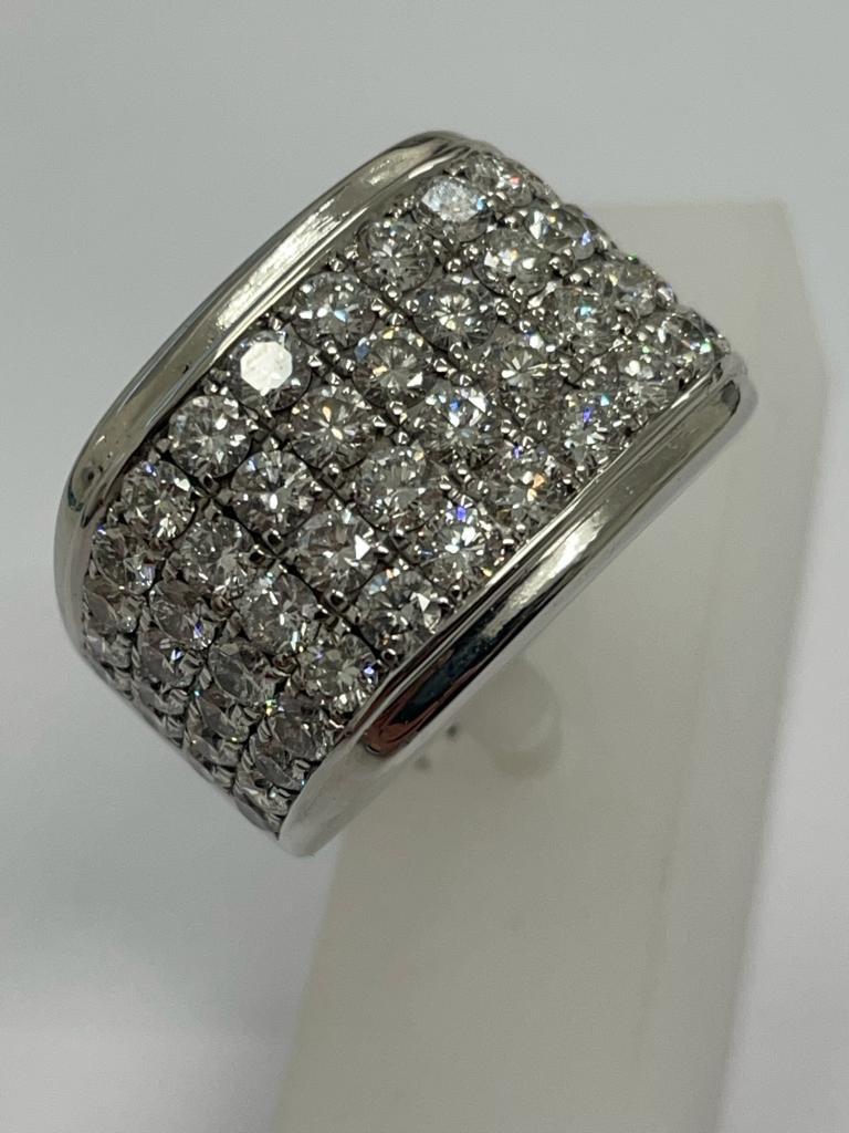 A GENTLEMAN'S 14 CARAT WHITE GOLD RING SET WITH APPROXIMATELY 5 CARATS OF BRILLIANT CUT DIAMONDS, - Image 7 of 8