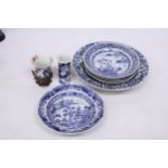 A COLLECTION OF CHINESE BLUE AND WHITE PORCELAIN TO INCLUDE A SMALL VASE, BOWL, PLATES, TEACUP ON
