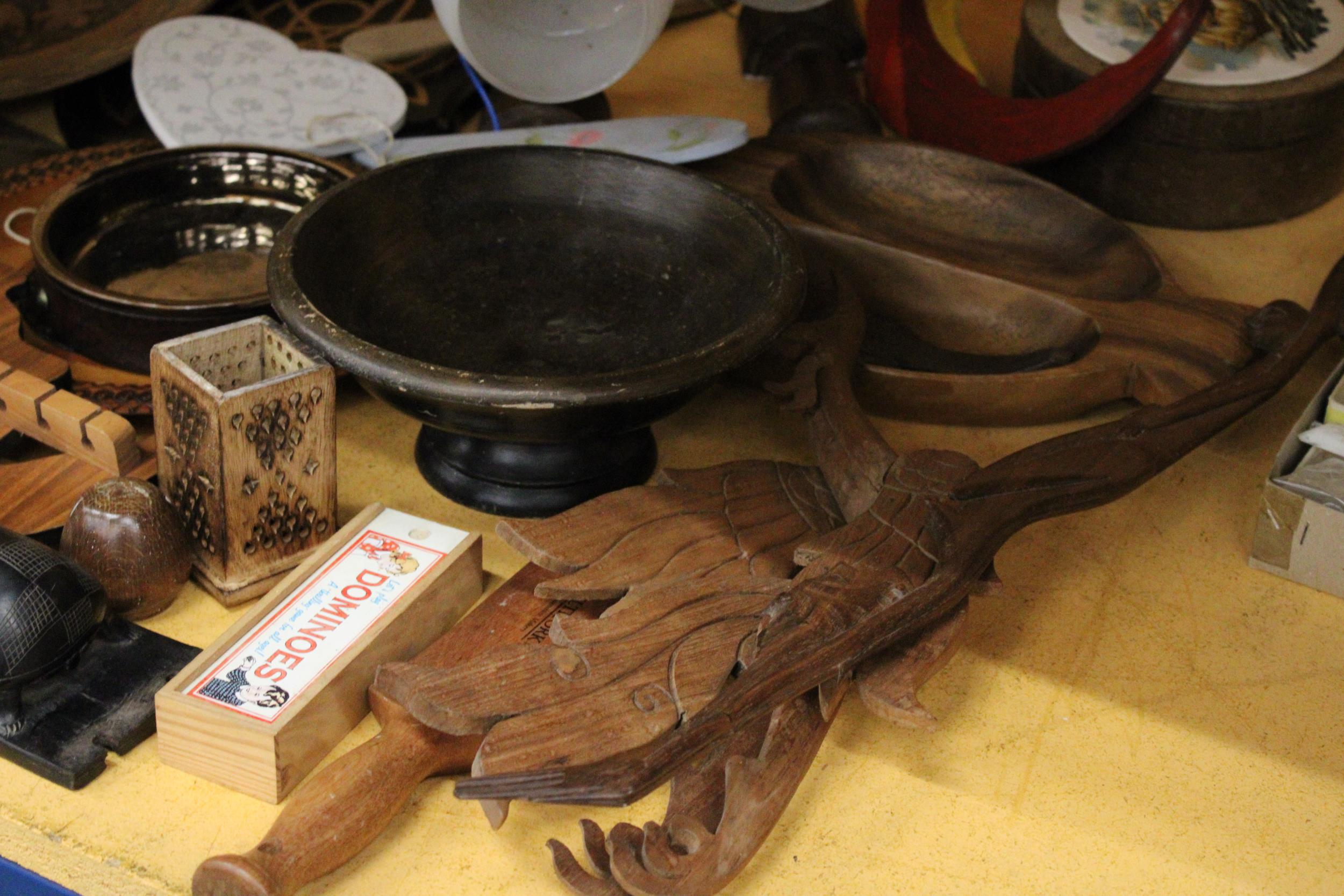 A LARGE QUANTITY OF TREEN ITEMS TO INCLUDE, BOWLS, A PAIR OF WALL LAMPS, BOOK-ENDS, ANIMAL - Image 5 of 6