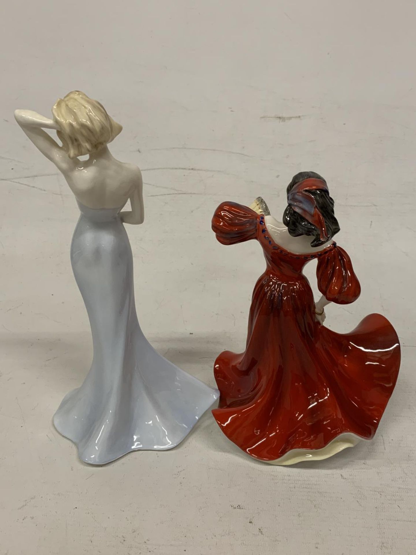 TWO COALPORT FIGURINES - SILHOUETTES "GILLIAN" AND LADIES OF FASHION "ROMANY DANCE" - Bild 3 aus 4