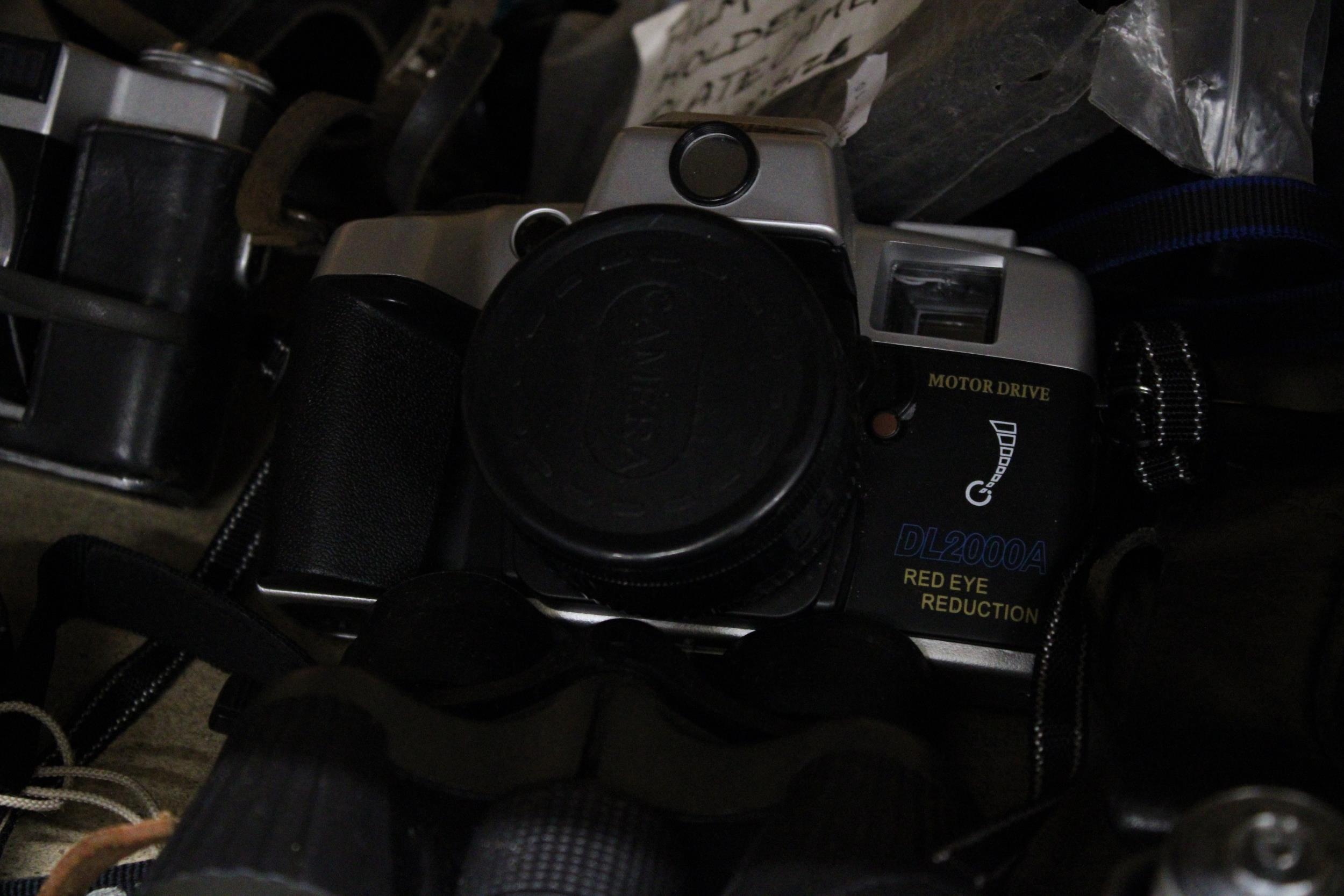 A LARGE QUANTITY OF CAMERAS AND ACCESSORIES TO INCLUDE YASHICA, MINOLTA, ZENIT-B ETC PLUS A - Image 7 of 7