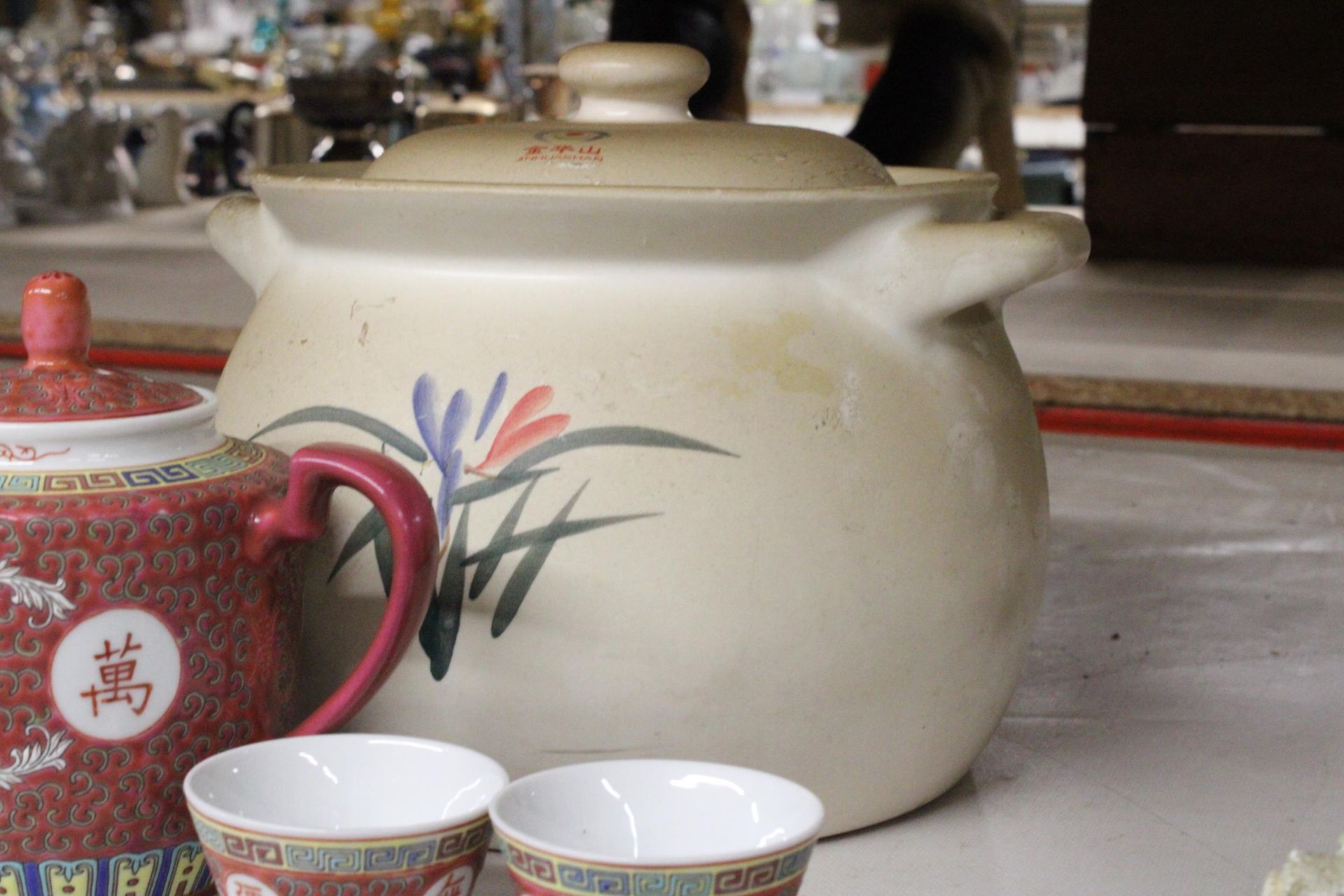 AN ORIENTAL TEAPOT AND TWO TEA CUPS, PLUS A LARGE LIDDED ORIENTAL POT - Image 4 of 5