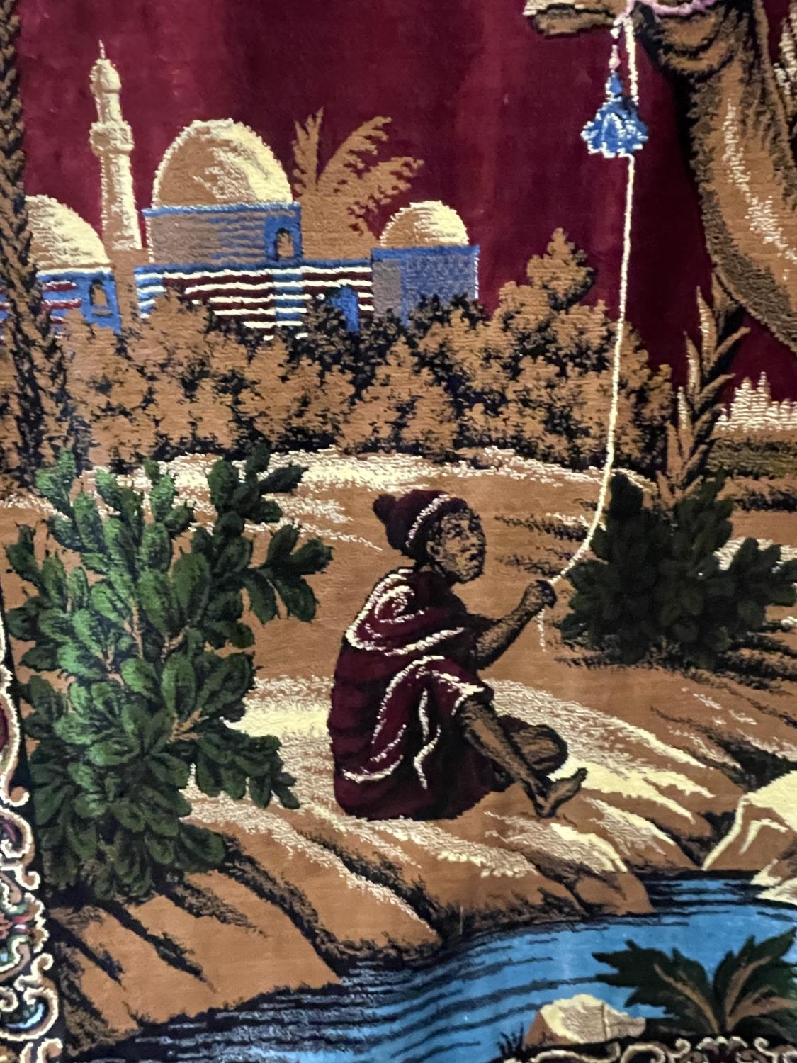 A LARGE HANDWOVEN ANTIQUE WALL TAPESTRY RUG/THROW OF AN ARABIAN SCENE 72" X 46" - Image 8 of 10