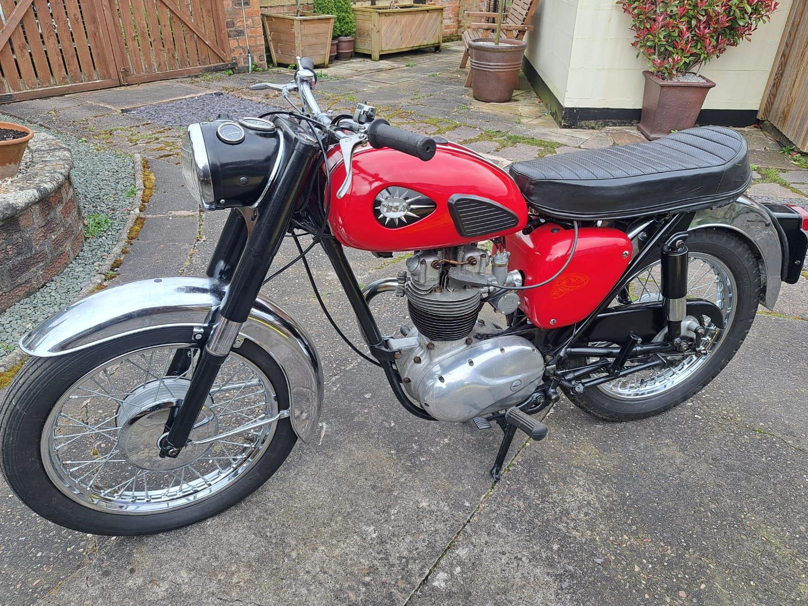 A 1963 BSA 350 MOTORCYCLE - ON A V5C, VENDOR STATES GOOD STARTER AND RUNNER, FROM A PRIVATE - Image 2 of 5