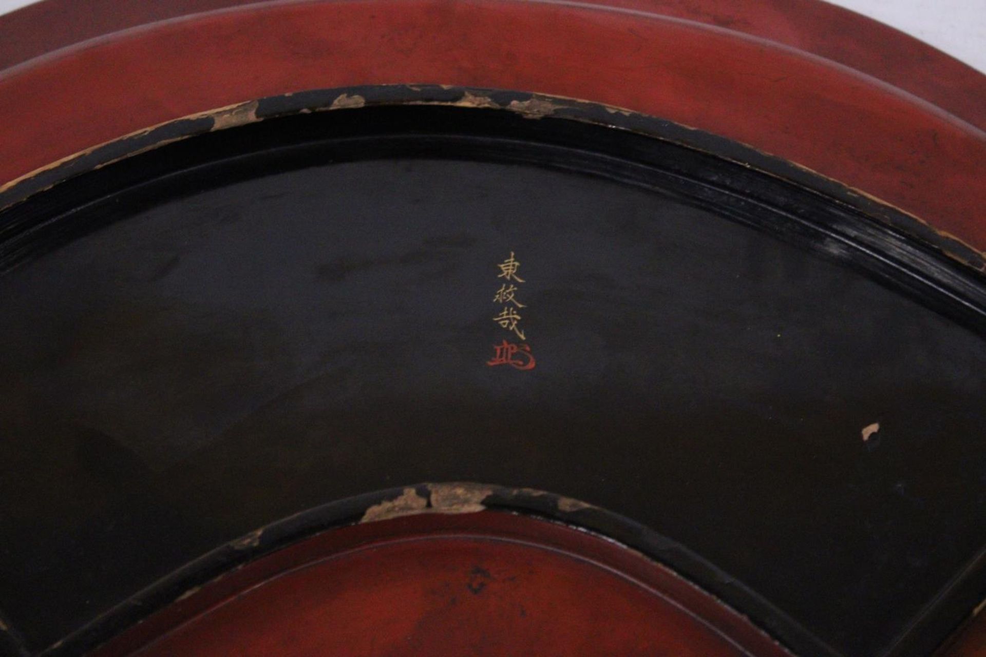 A VINTAGE FAN SHAPED CHINESE LACQUERED TRAY - Image 5 of 5