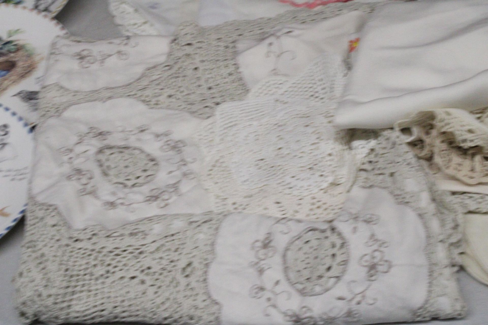 A QUANTITY OF VINTAGE LINEN AND COTTON ITEMS TO INCLUDE, A TABLECLOTHS, COASTERS, PLACEMATS, ETC - Image 2 of 5