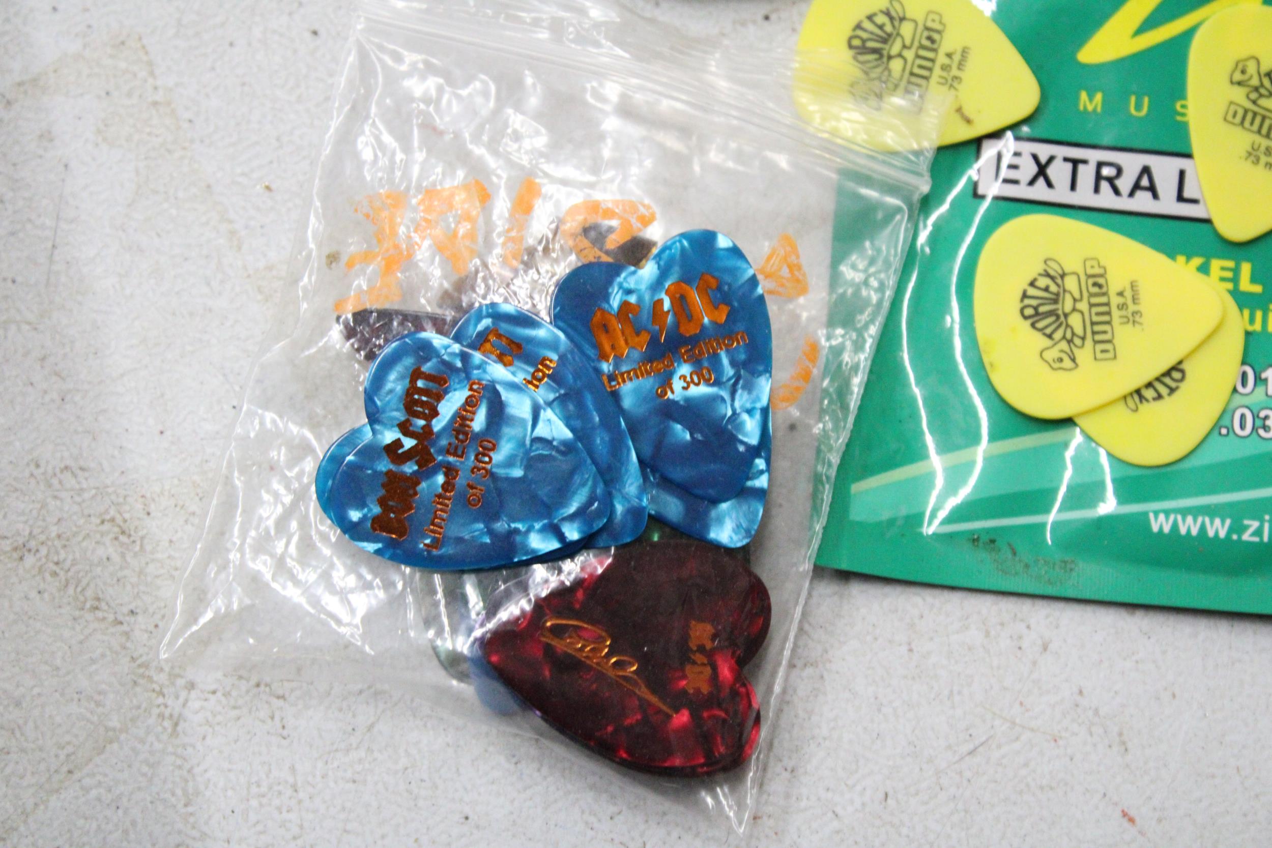 A QUANTITY OF ELECTRIC GUITAR STRINGS AND PLECTRUMS - Image 3 of 5