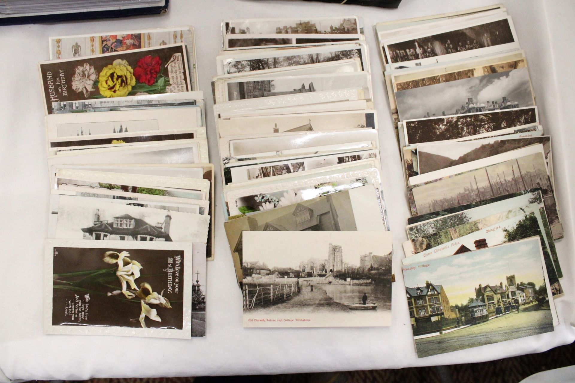 A QUANTITY OF VINTAGE POSTCARDS TO INCLUDE A BLUE FOLDER - Image 4 of 7