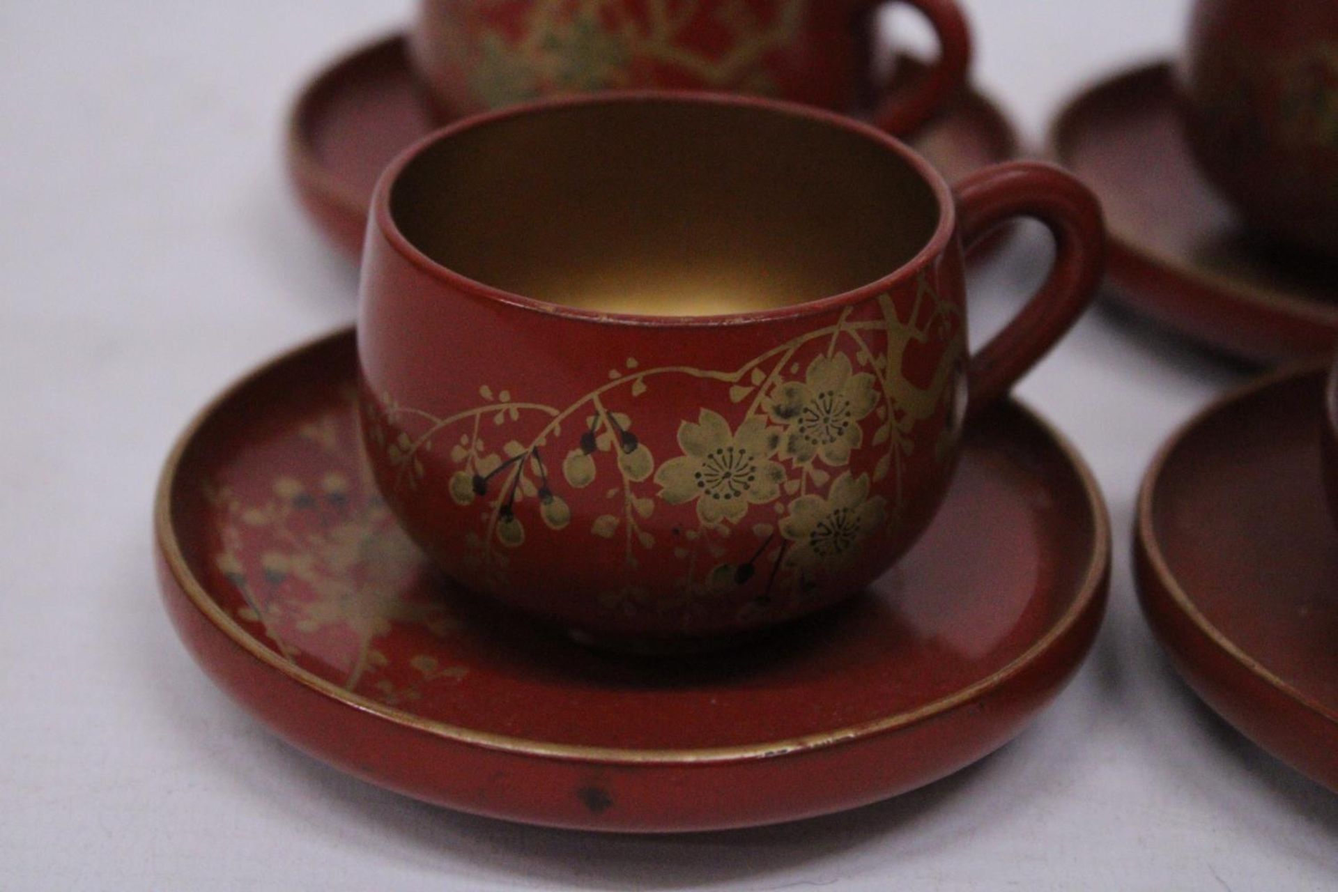 A VINTAGE SET OF CHINESE GILT AND RED LACQUERED DESIGN TEA CUPS AND SAUCERS - Image 3 of 6
