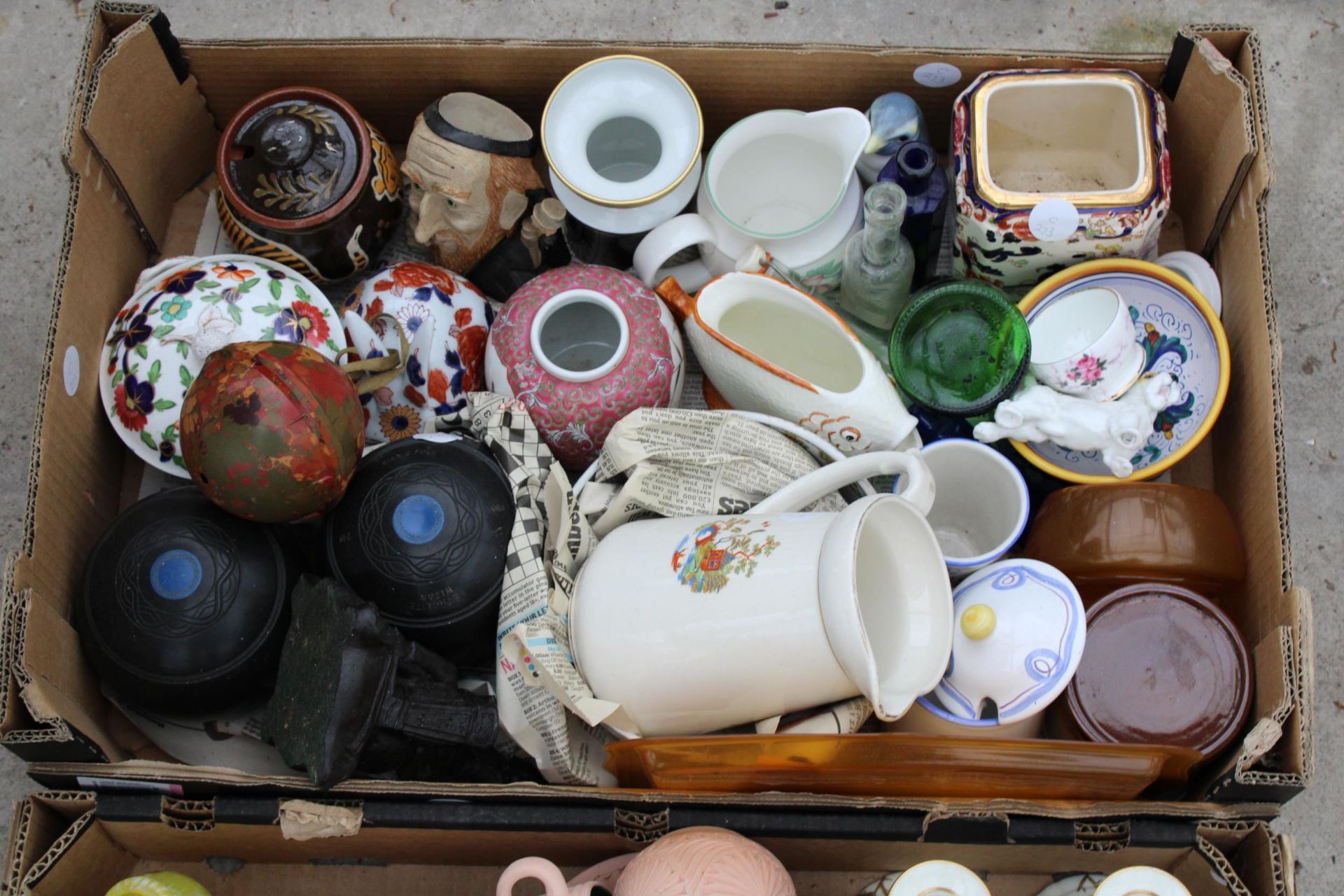 AN ASSORTMENT OF ITEMS TO INCLUDE STUDIO POTTERY, CERAMICS AND CROWN GREEN BOWLING WOODS ETC - Image 2 of 3