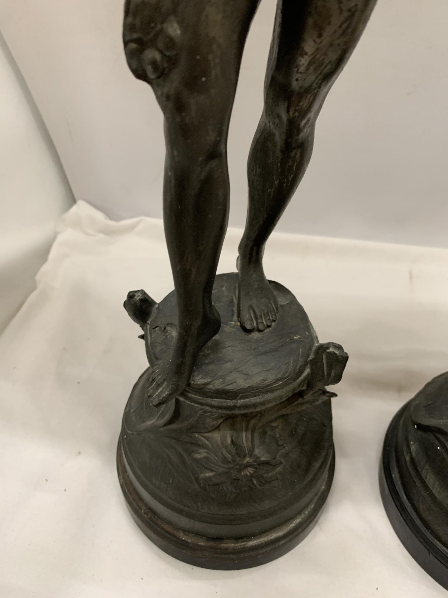 A LARGE PAIR OF SPELTER FIGURES OF BOYS - APPROXIMATELY 54CM HIGH - Image 4 of 6