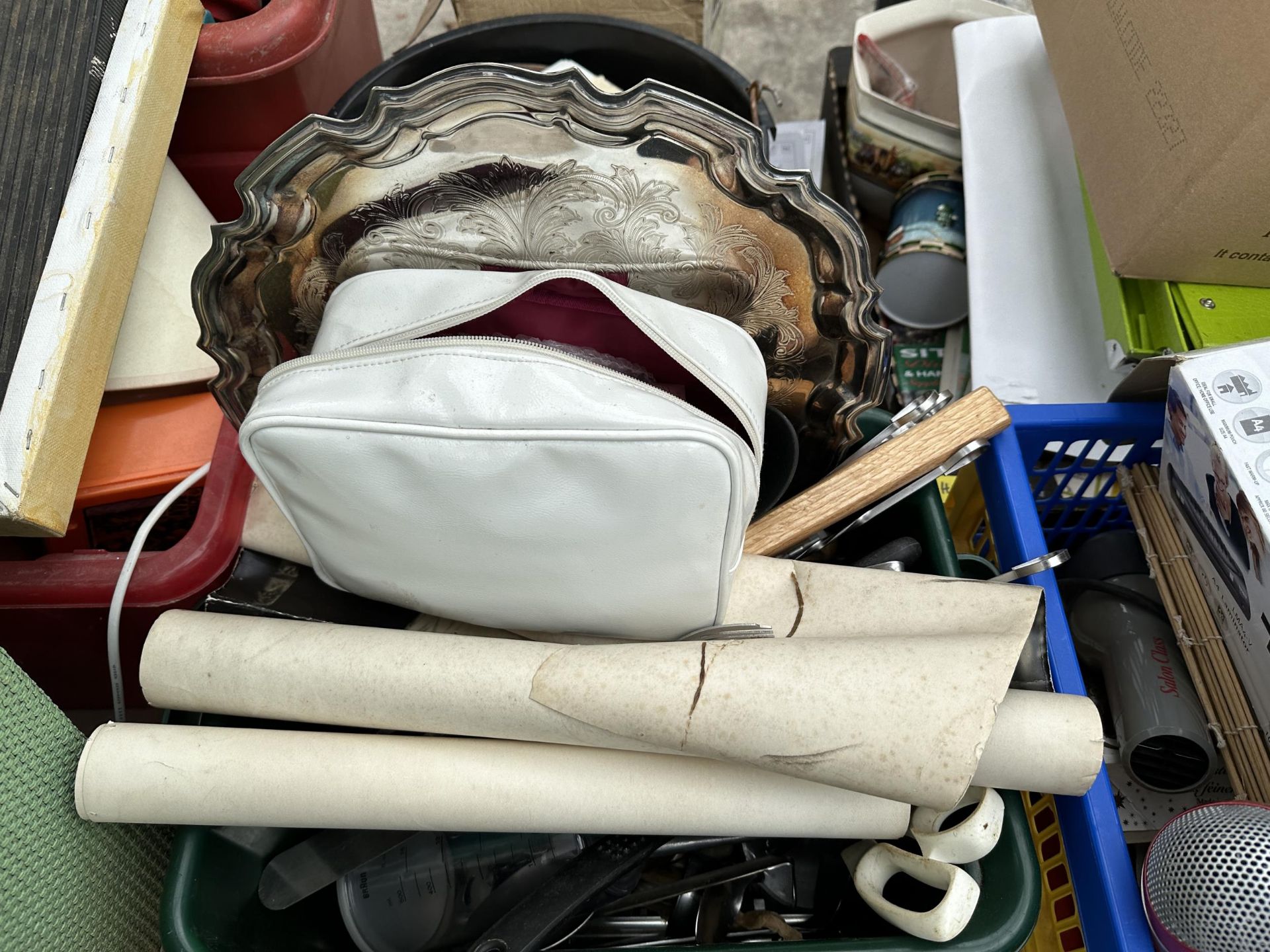 AN ASSORTMENT OF HOUSEHOLD CLEARANCE ITEMS - Image 2 of 4