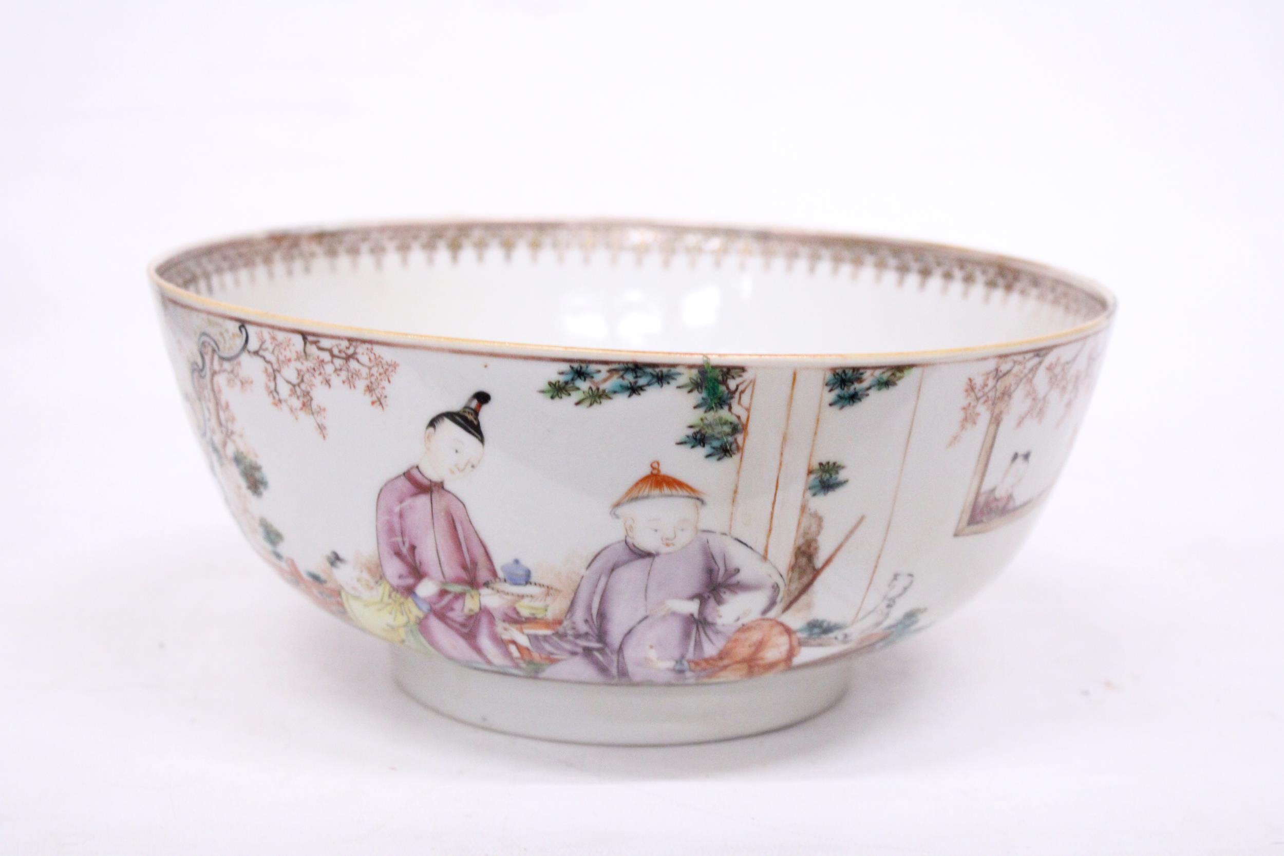 A CHINESE EXPORT FIGURAL DESIGN FOOTED BOWL - 11 CM (H) - 25.5 (D)