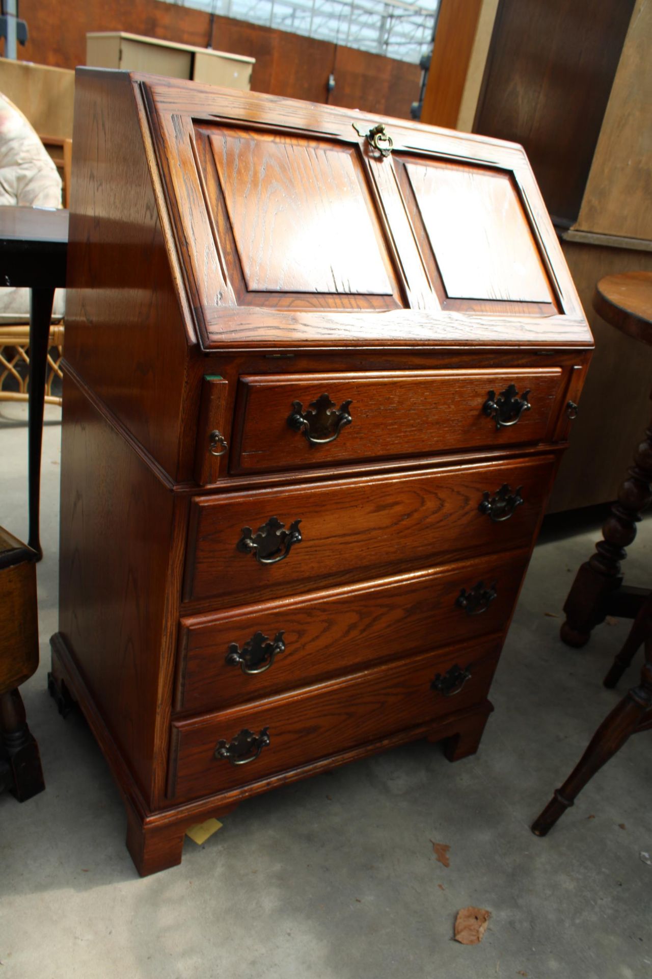 AN OAK REPRODUX BUREAU WITH FITTED INTERIOR, FOUR DRAWERS TO BASE ON BRACKET FEET, 23" WIDE - Image 2 of 5