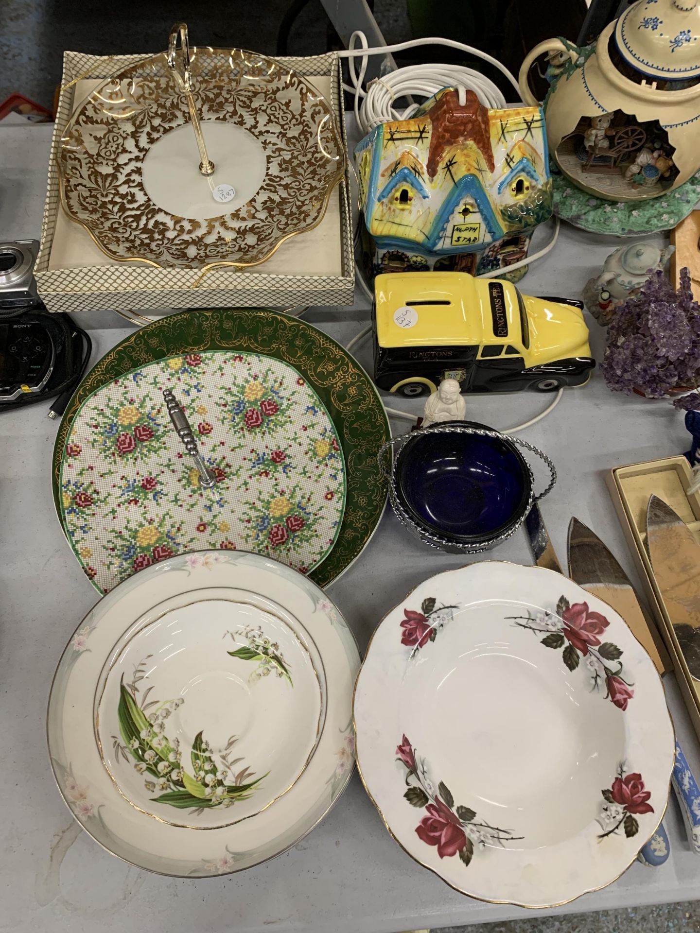 A LARGE MIXED VINTAGE LOT TO INCLUDE CAKE STANDS, A NOVELTY TEAPOT AND LAMP, WEDGWOOD AND SPODE - Image 3 of 3