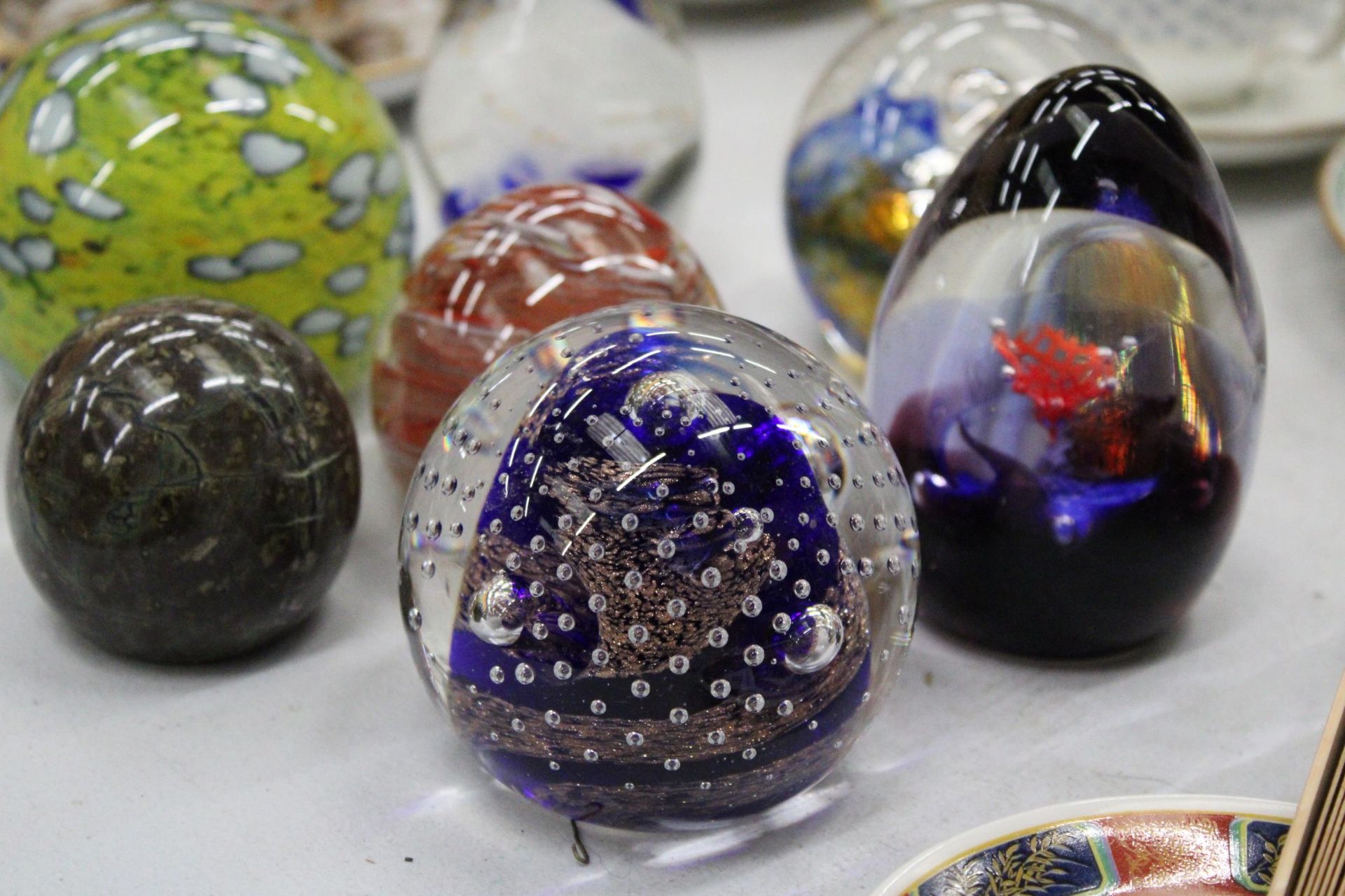 A COLLECTION OF SEVEN GLASS PAPERWEIGHTS TO INCLUDE SIGNED M'DINA AND CAITHNESS - Image 4 of 5