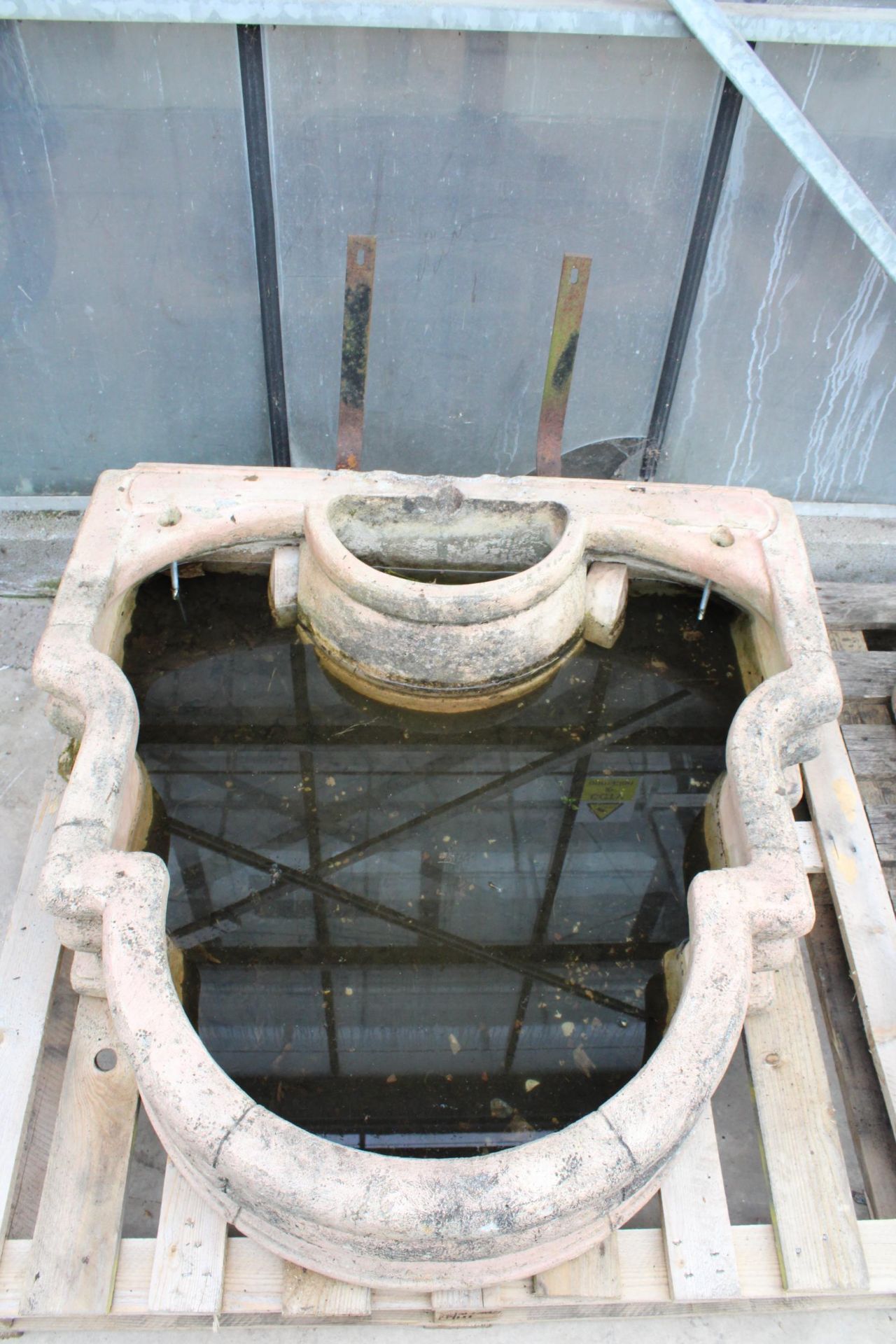 AN EXTREMELY LARGE AND HEAVY RECONSTITUTED STONE WATER FEATURE WITH LION HEAD DETAIL - Image 3 of 4