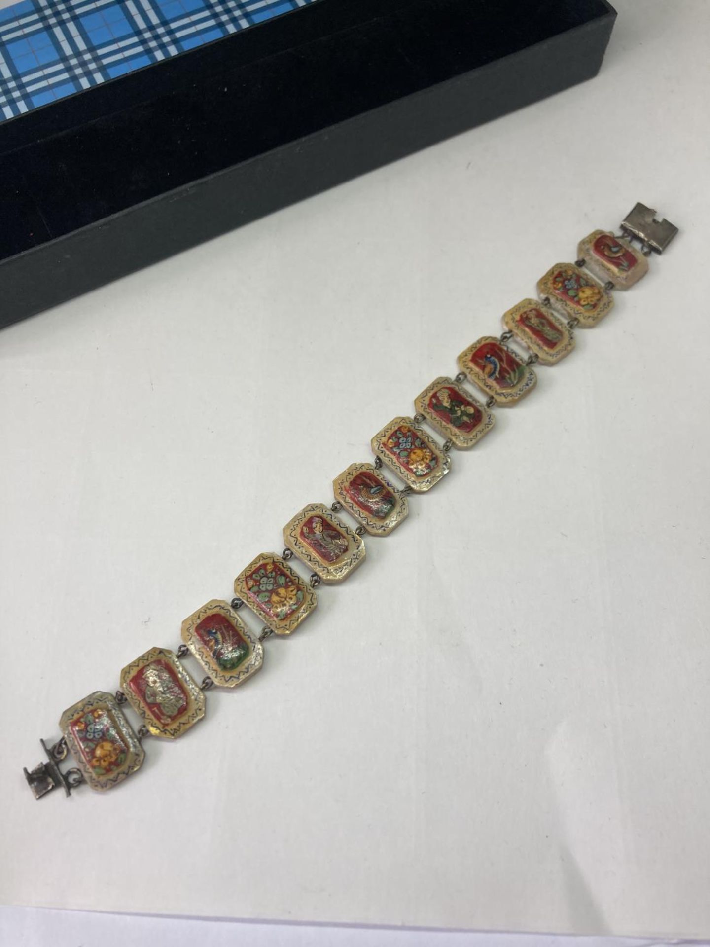 A DECORATIVE HAND PAINTED PERSIAN MOTHER OF PEARL BRACELET IN A PRESENTATION BOX - Image 3 of 12