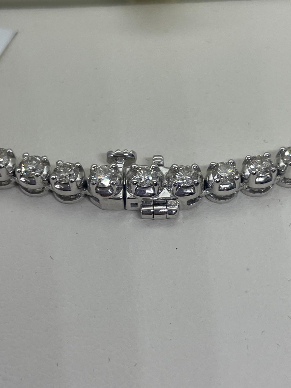 A NEW 9 CARAT WHITE GOLD NECKLACE, SET WITH BRILLIANT CUT DIAMONDS IN FOUR CLAW SETTINGS - DIAMOND - Image 4 of 5