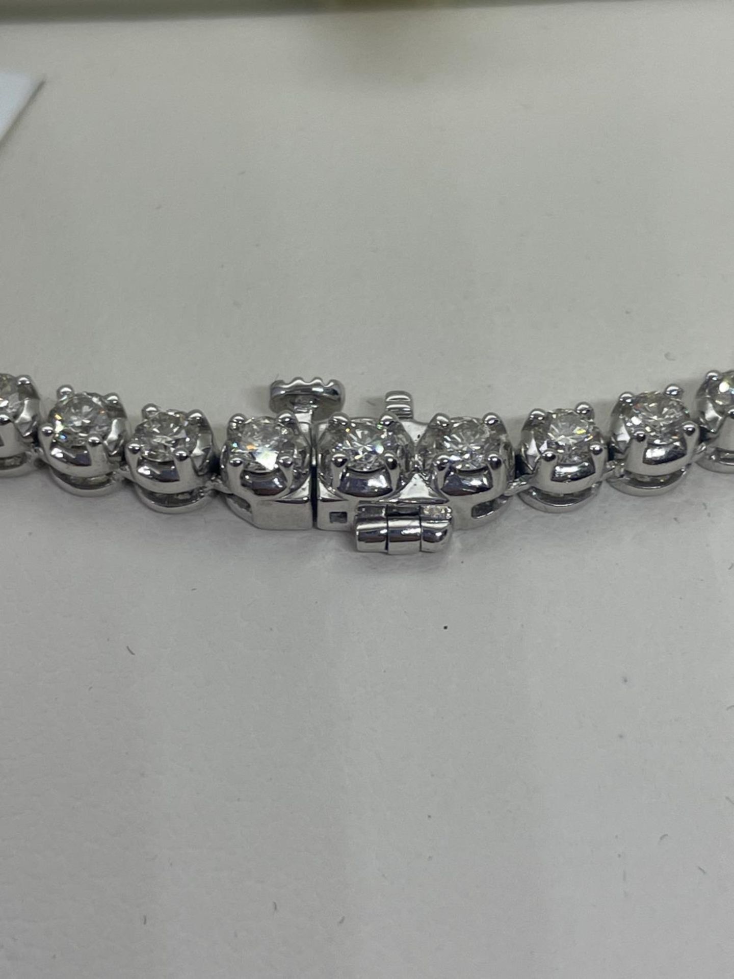 A NEW 9 CARAT WHITE GOLD NECKLACE, SET WITH BRILLIANT CUT DIAMONDS IN FOUR CLAW SETTINGS - DIAMOND - Image 4 of 5