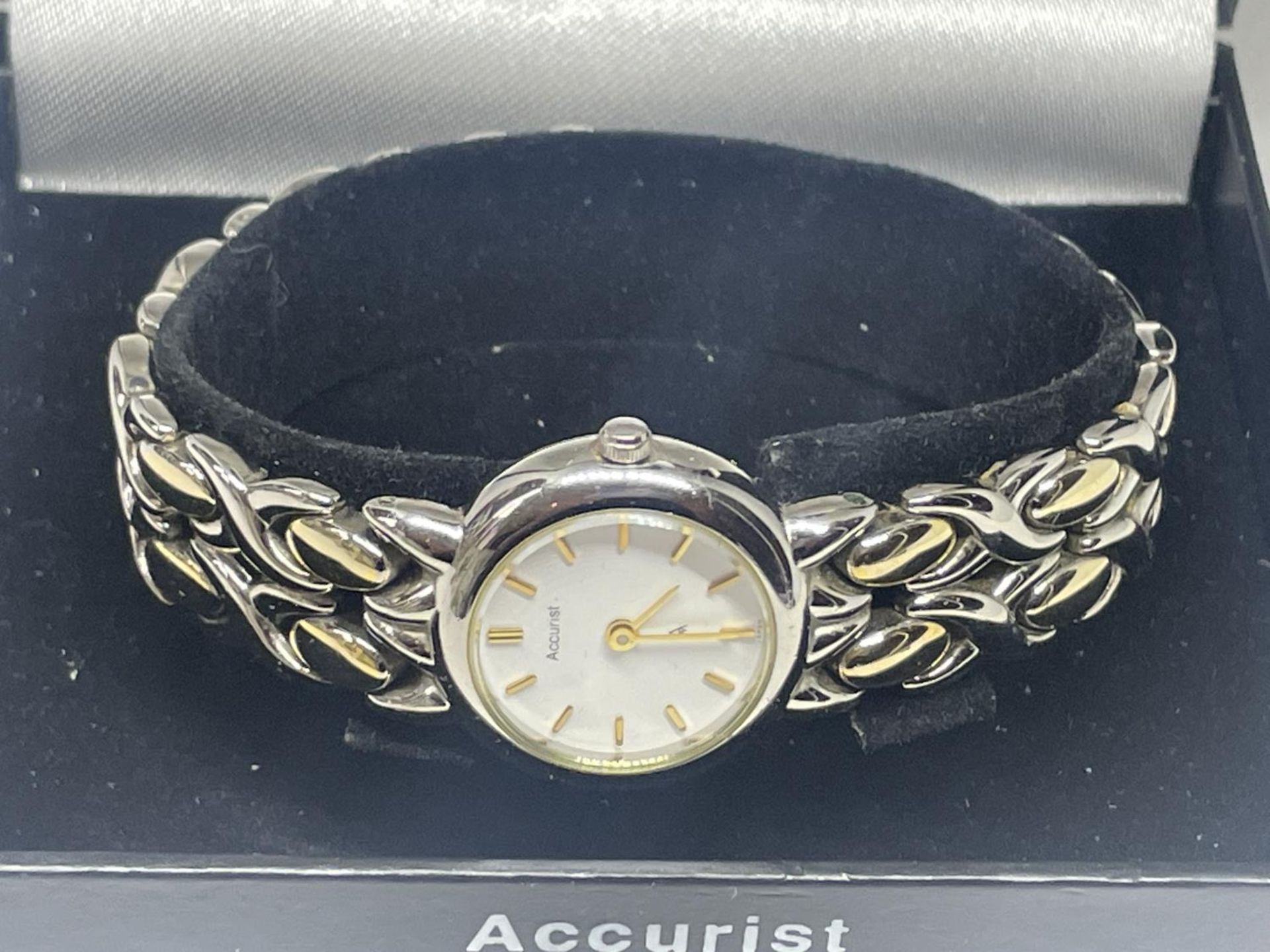 AN ACCURIST WRIST WATCH IN A PRESENTATION BOX - Image 2 of 2