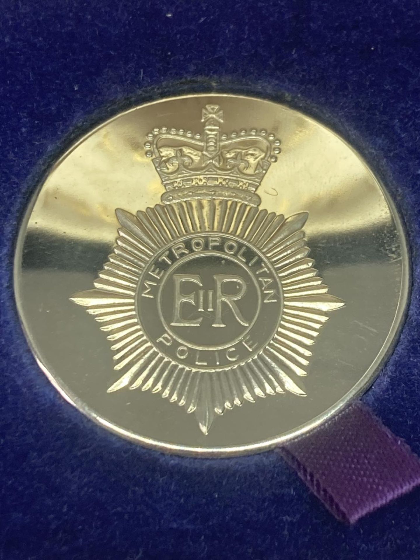 A SILVER TOWER MINT METROPOLITAN POLICE 150TH ANNIVERSARY MEDAL IN A PRESENTATION BOX - Image 3 of 8