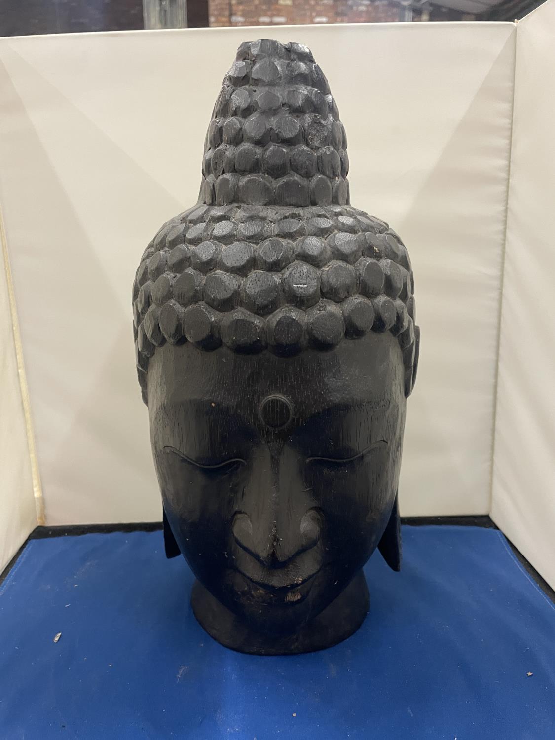A LARGE CARVED BUDDHA HEAD 34CM TALL - Image 2 of 8
