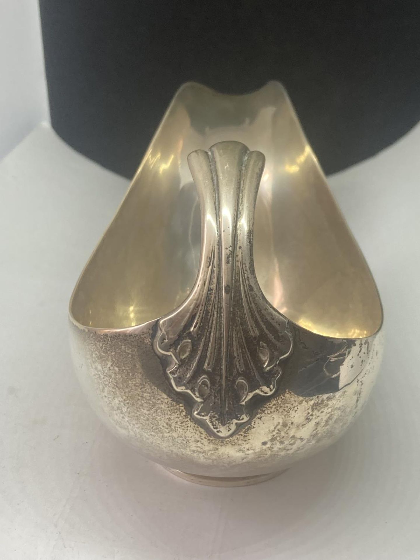 A HALLMARKED CHESTER SILVER GRAVY BOAT GROSS WEIGHT 200.5 GRAMS - Image 6 of 8